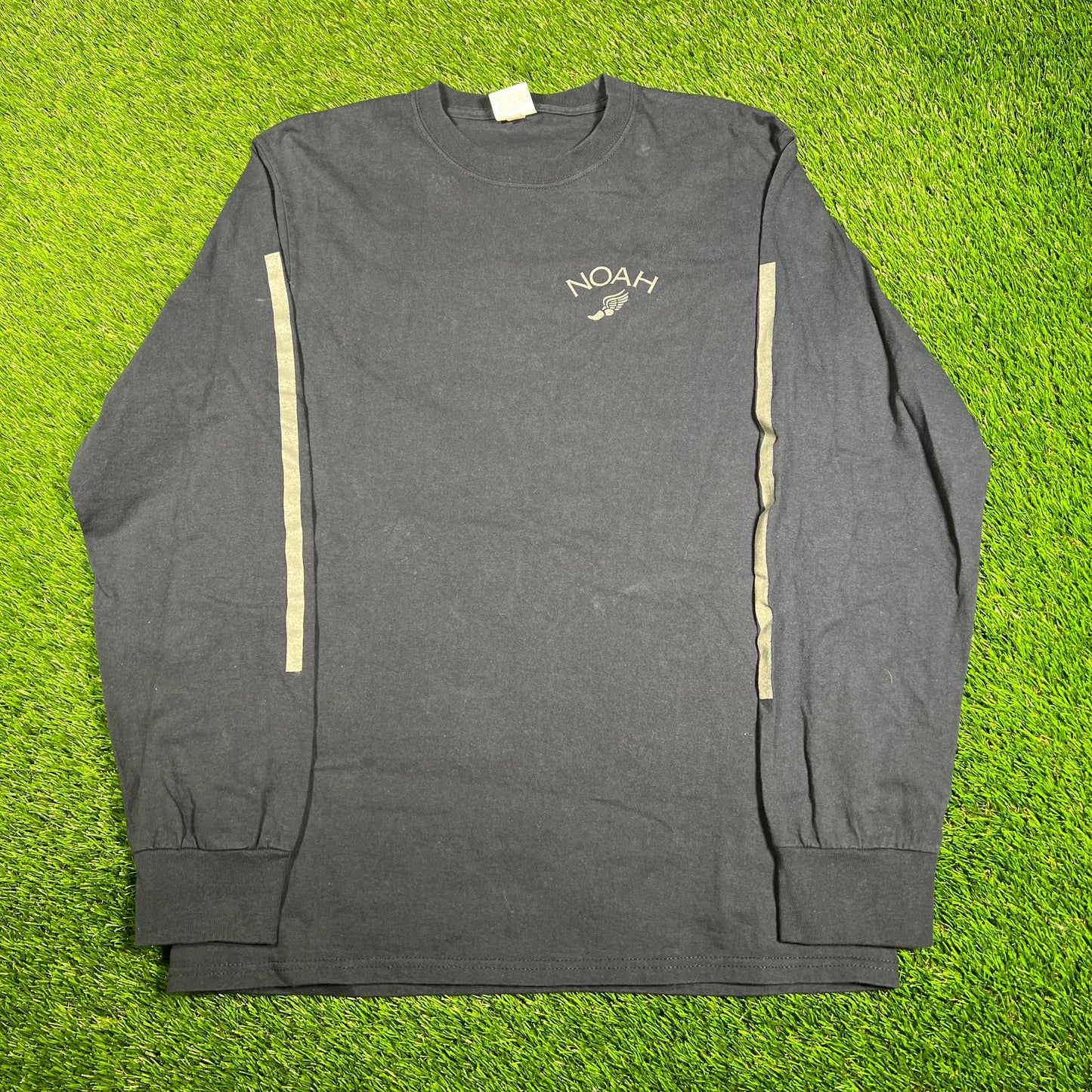 Noah Navy Winged Foot Longsleeve Size Medium USED x15818
