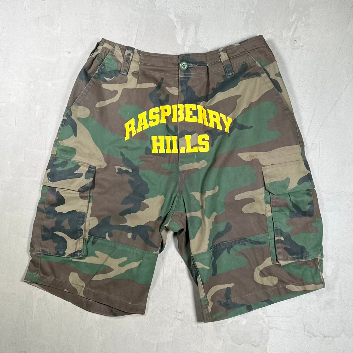 GV Gallery Raspberry Hills Camo Yellow Logoi Shorts Size Large USED x18198