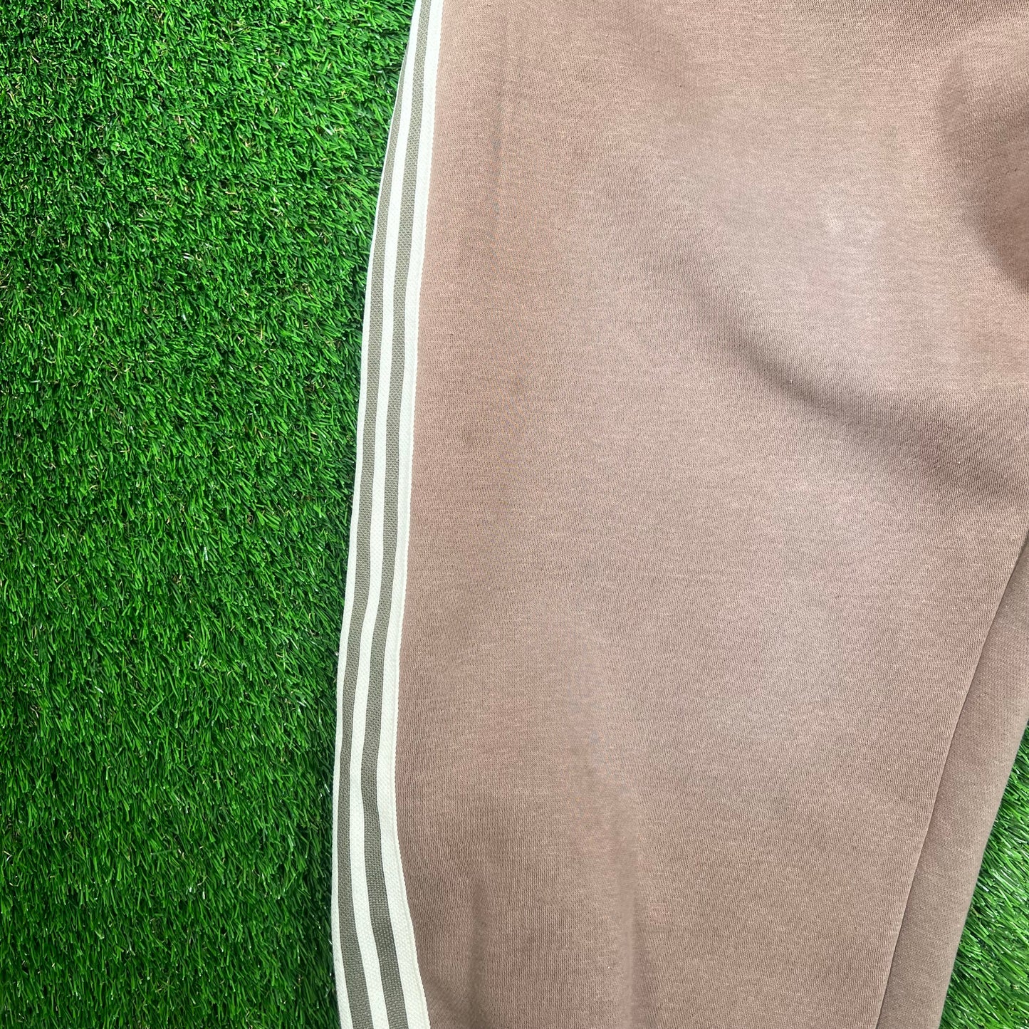 GV Gallery Raspberry Hills Coffeee Lil Leon Sweatpants Size Medium USED x16633