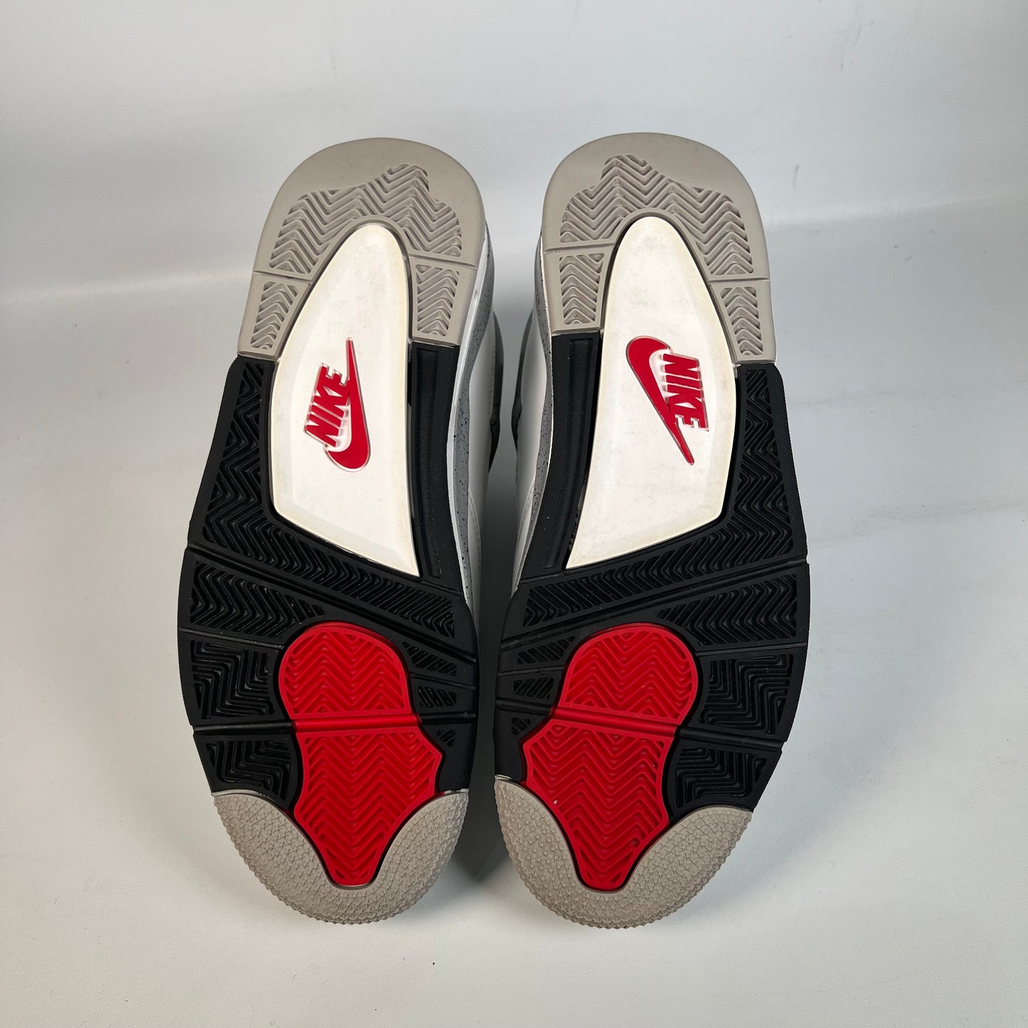 Jordan 4 White Cement (2025) Size 9.5 USED s21988