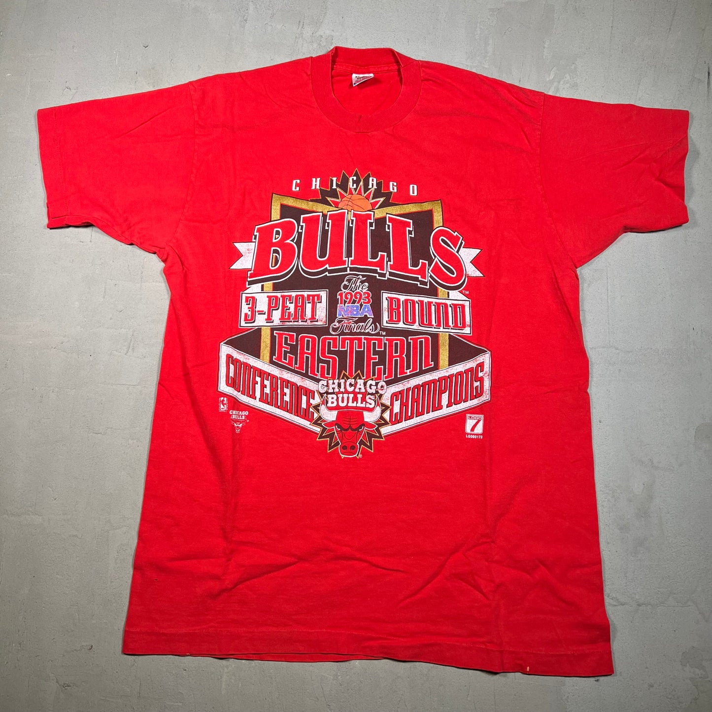 1993 Chiacgo Bulls 3 Peat Eastern Champs Red Tee Size XL USED v17808