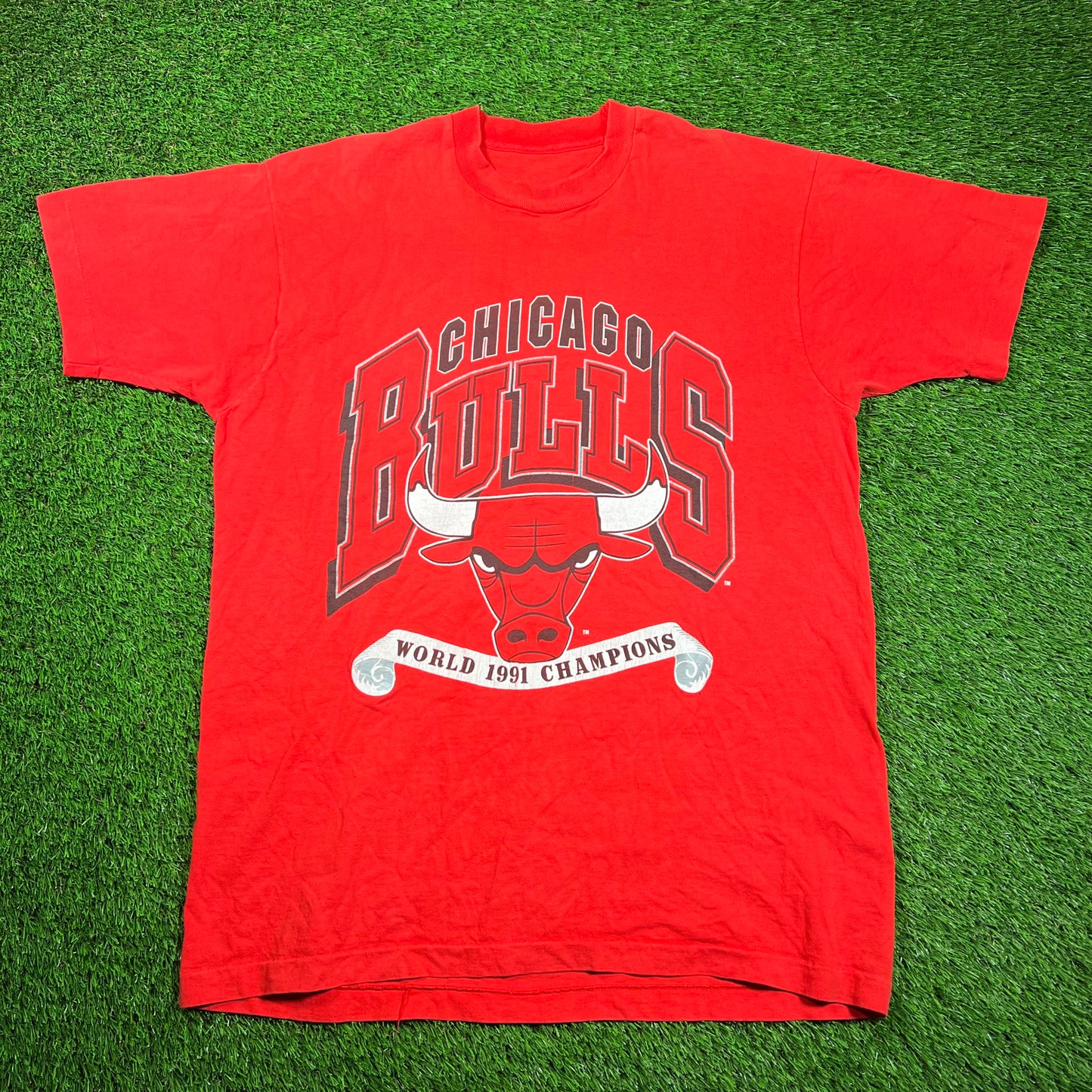 1991 Chicago Bulls Wolrd Champs Red Tee Size Large USED v18634