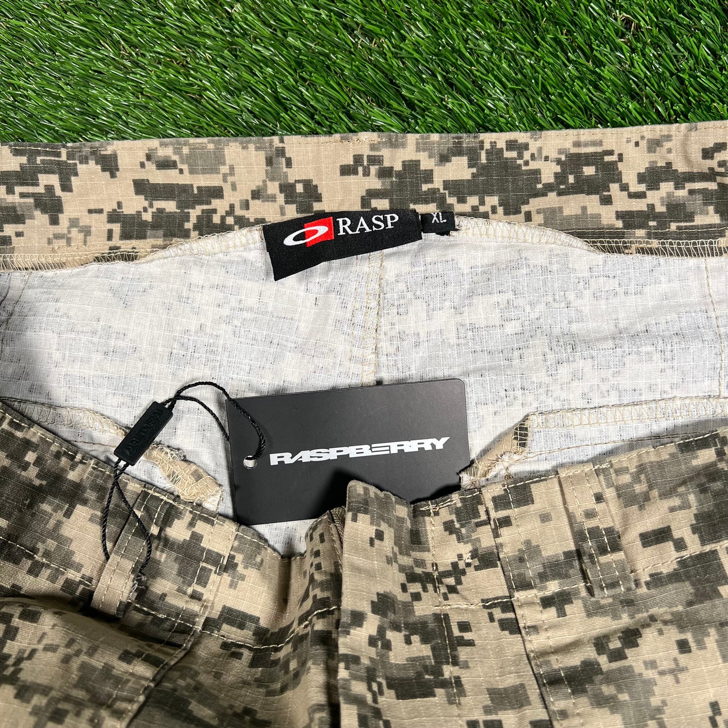 GV Gallery Raspberry Digi Camo Cargo Pants Size XL NEW x15526