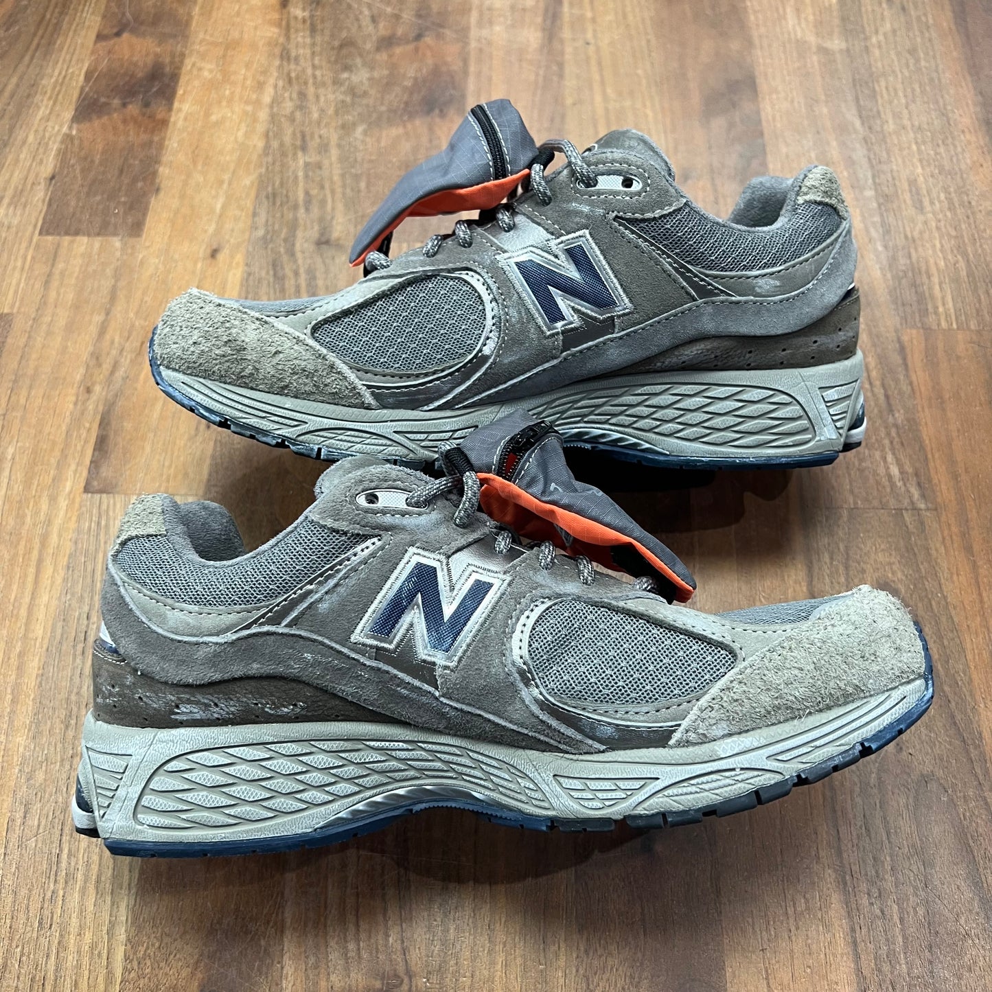 New Balance 2002R Grey Brown Pouch Size 8.5 USED s16444