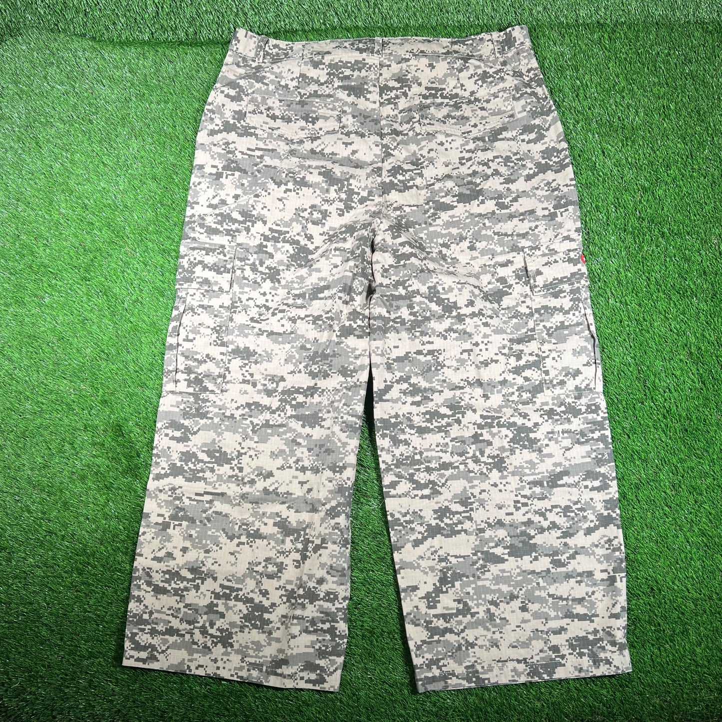GV Gallery Raspberry Digi Camo Cargo Pants Size XL NEW x15526
