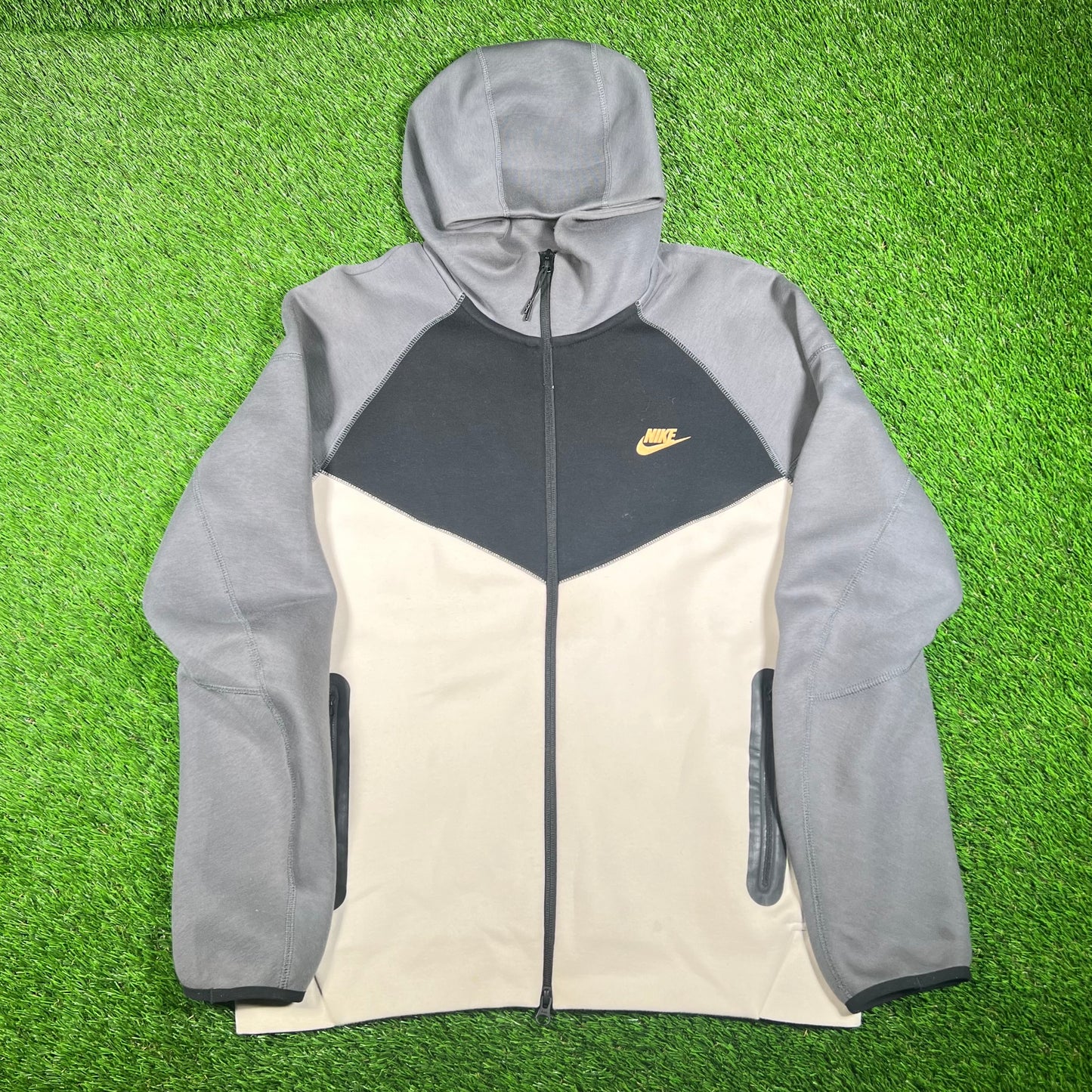 Nike Tech Grey/Black/White Zip Up Hoodie Size Large USED v17679