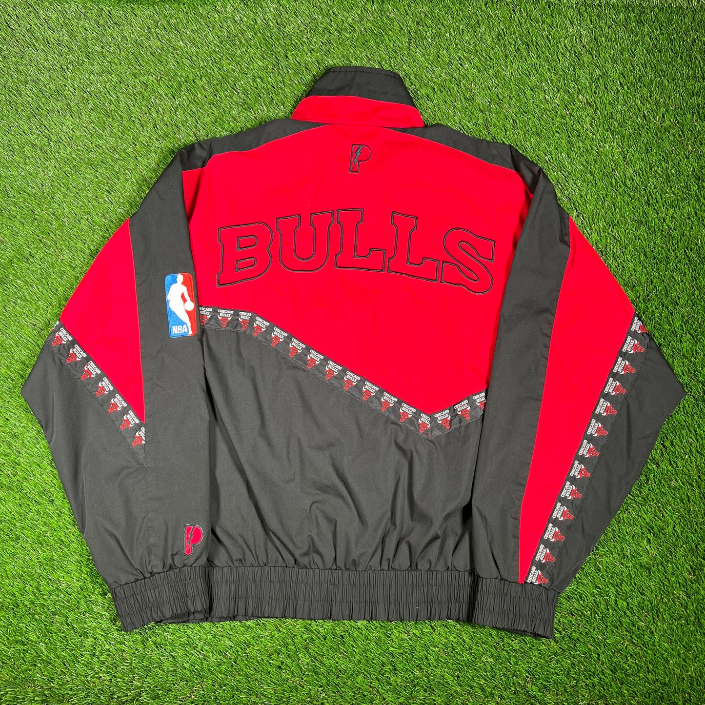 1990s Chicago Bulls Pro Player Light Red Windbreaker Size Large USED v17829