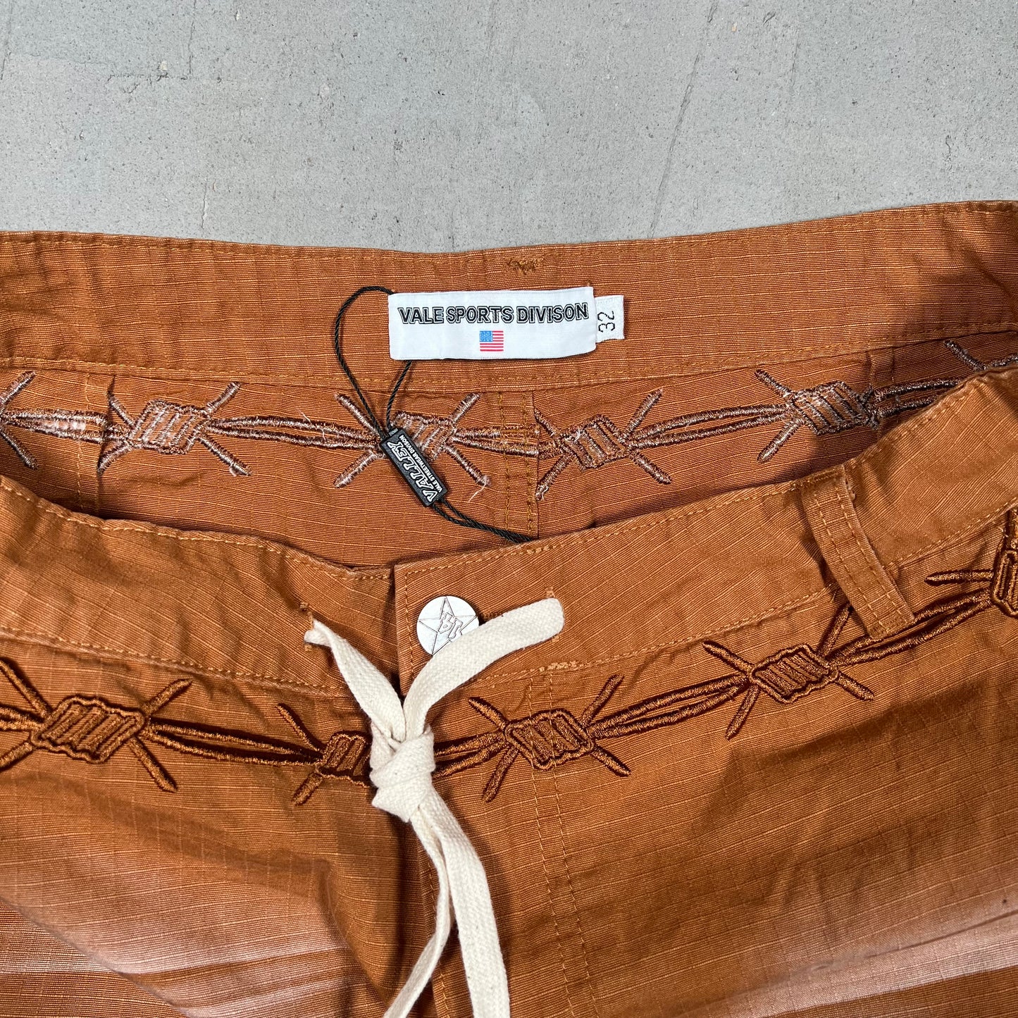 Vale Barbed Wire Embroidered Brown Shorts Size 32 NEW x17335