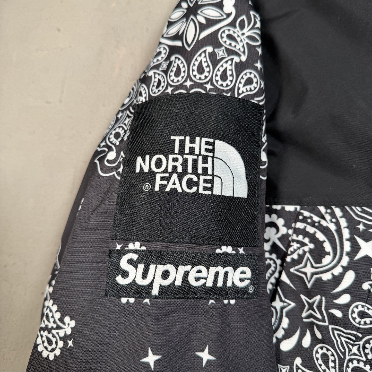 Supreme North Face Black Bandana Mountain Jacket (2014) Size Large USED x15382