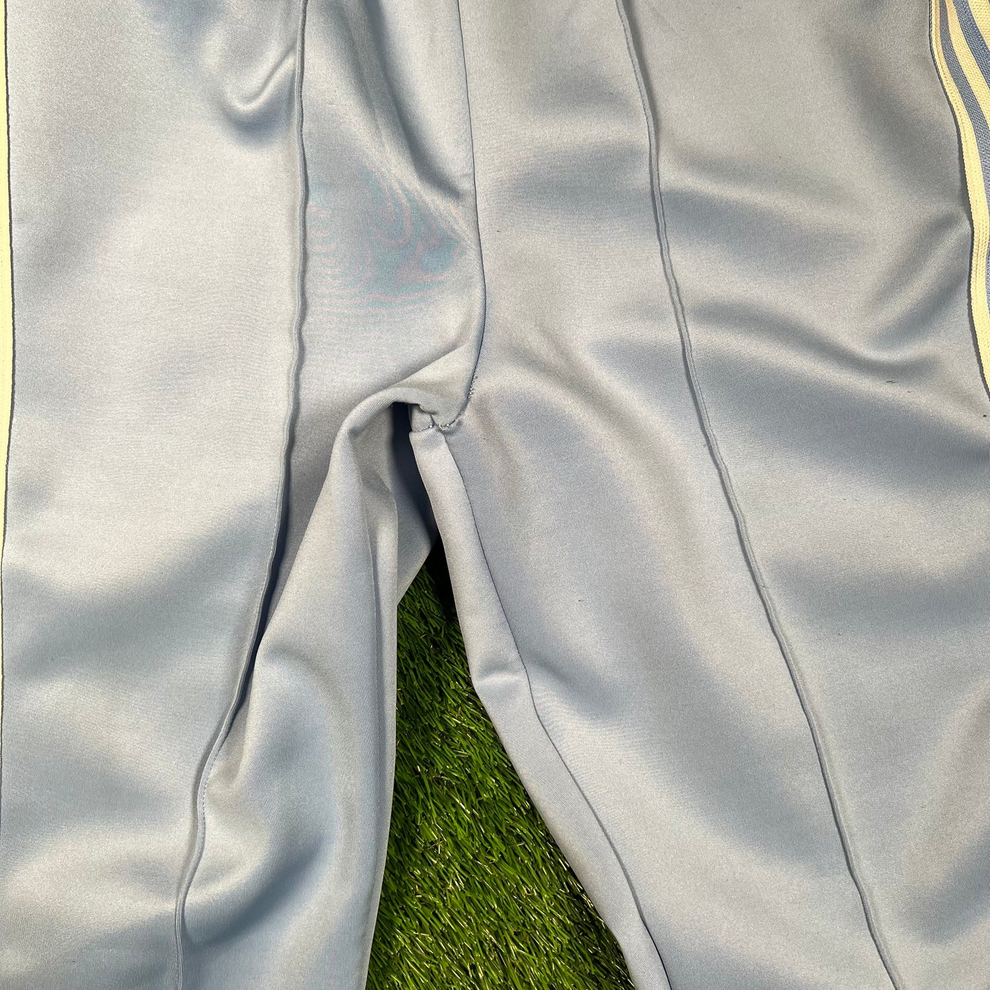 GV Gallery Raspberry Hills Light Blue Track Pants Size Medium USED x16403