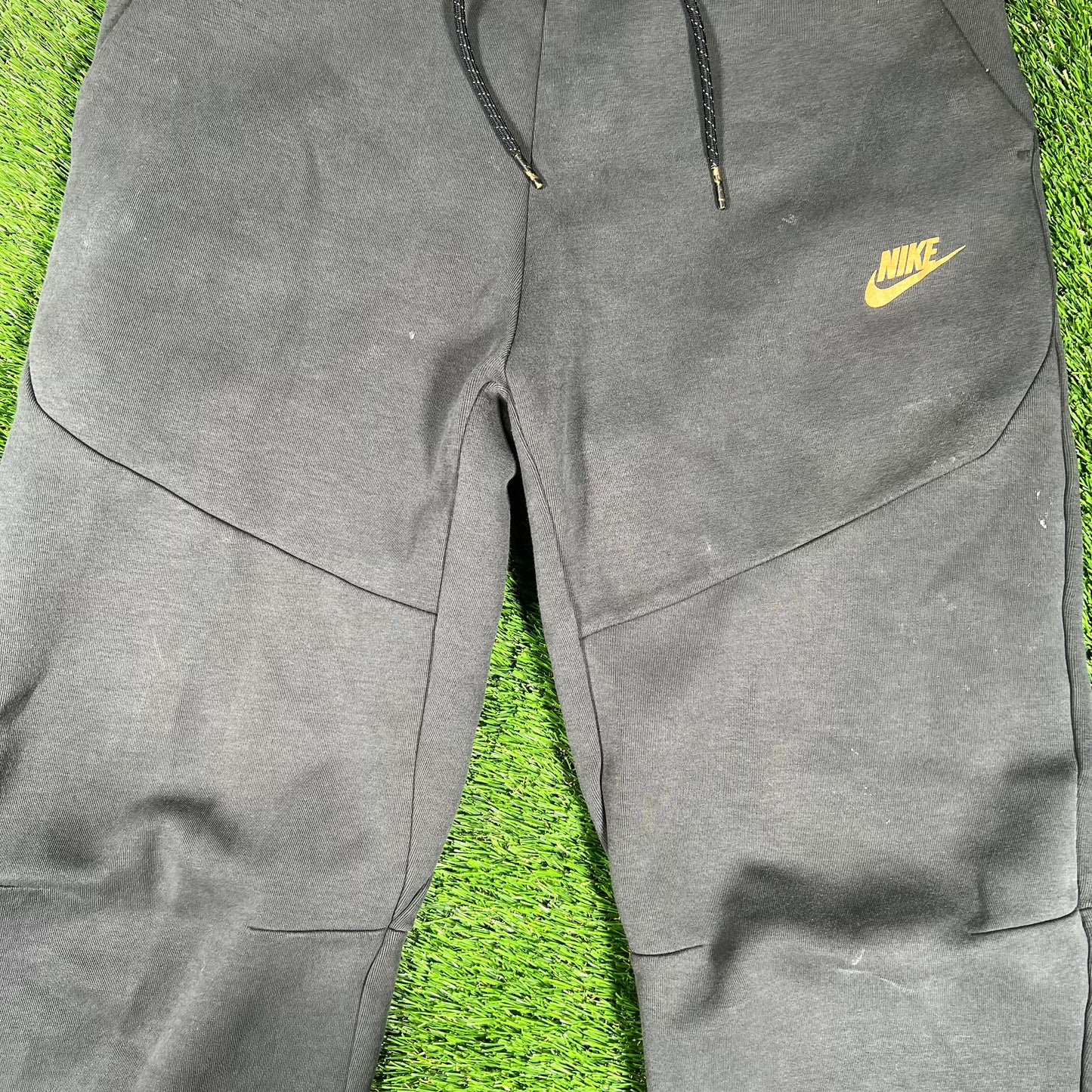 Nike Tech Washed Grey Sweatpants Size Medium USED v17398