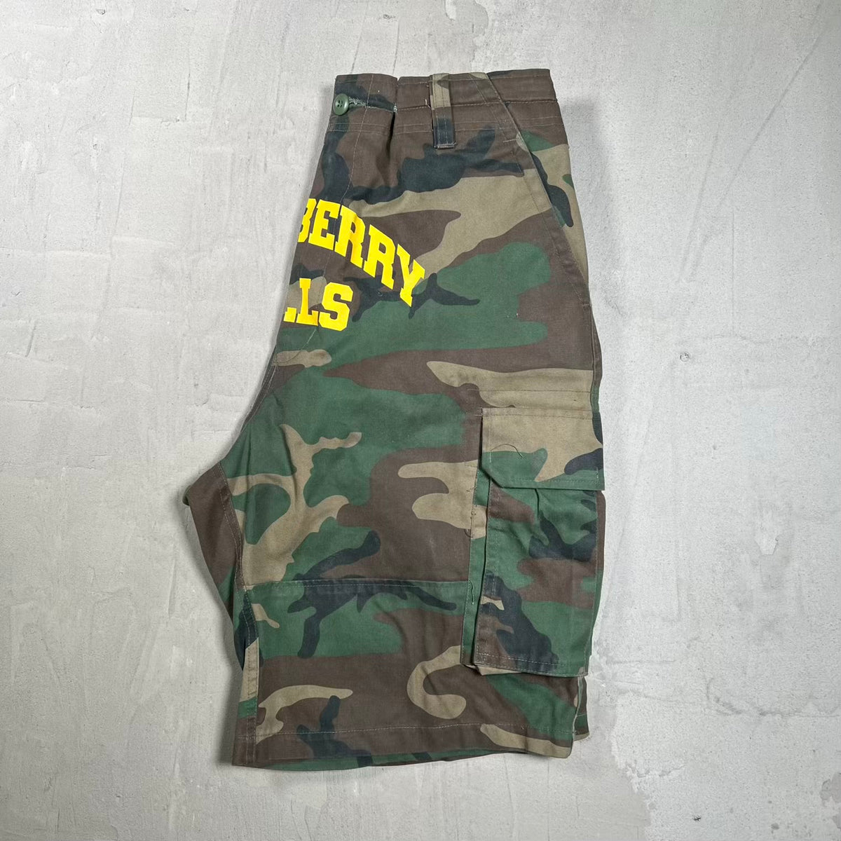 GV Gallery Raspberry Hills Camo Yellow Logoi Shorts Size Large USED x18198