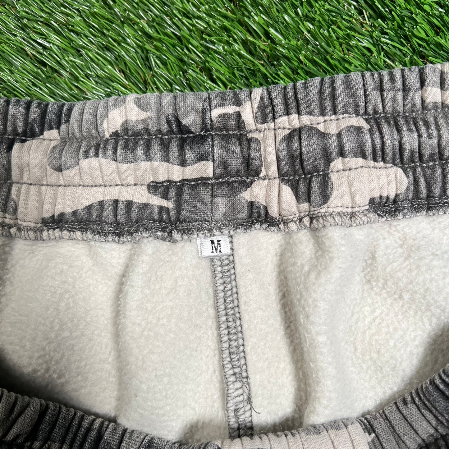 GV Gallery Raspberry Hills Camo Sweatpants w/ Red Lettering Size Medium USED x15940