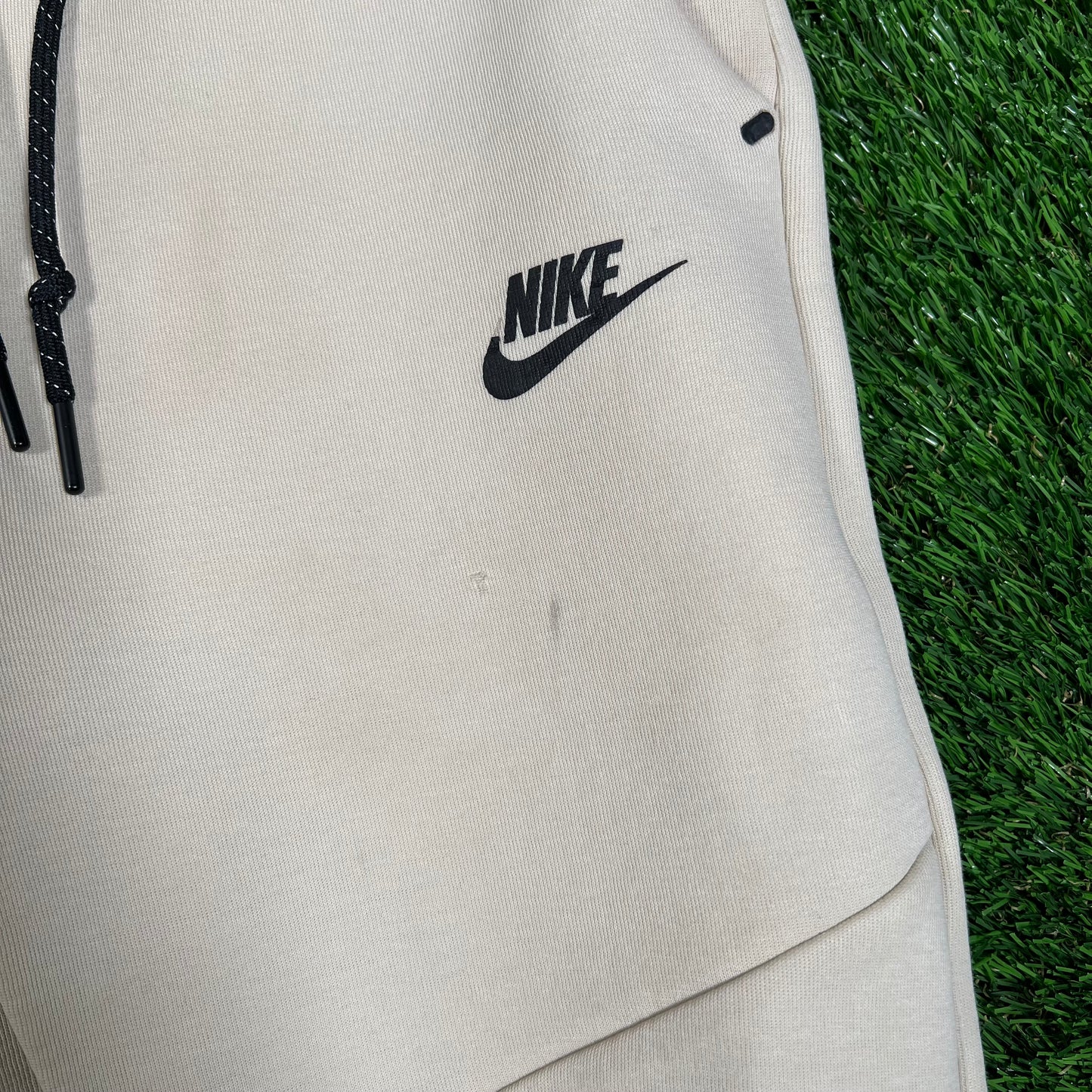 Nike Tech Tan Sweatpants Size Small USED v18100