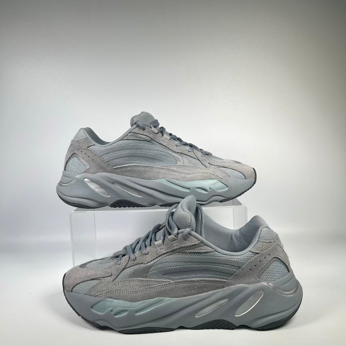 Yeezy 700v2 Hospital Blue (2019) Size 10.5 USED s23767