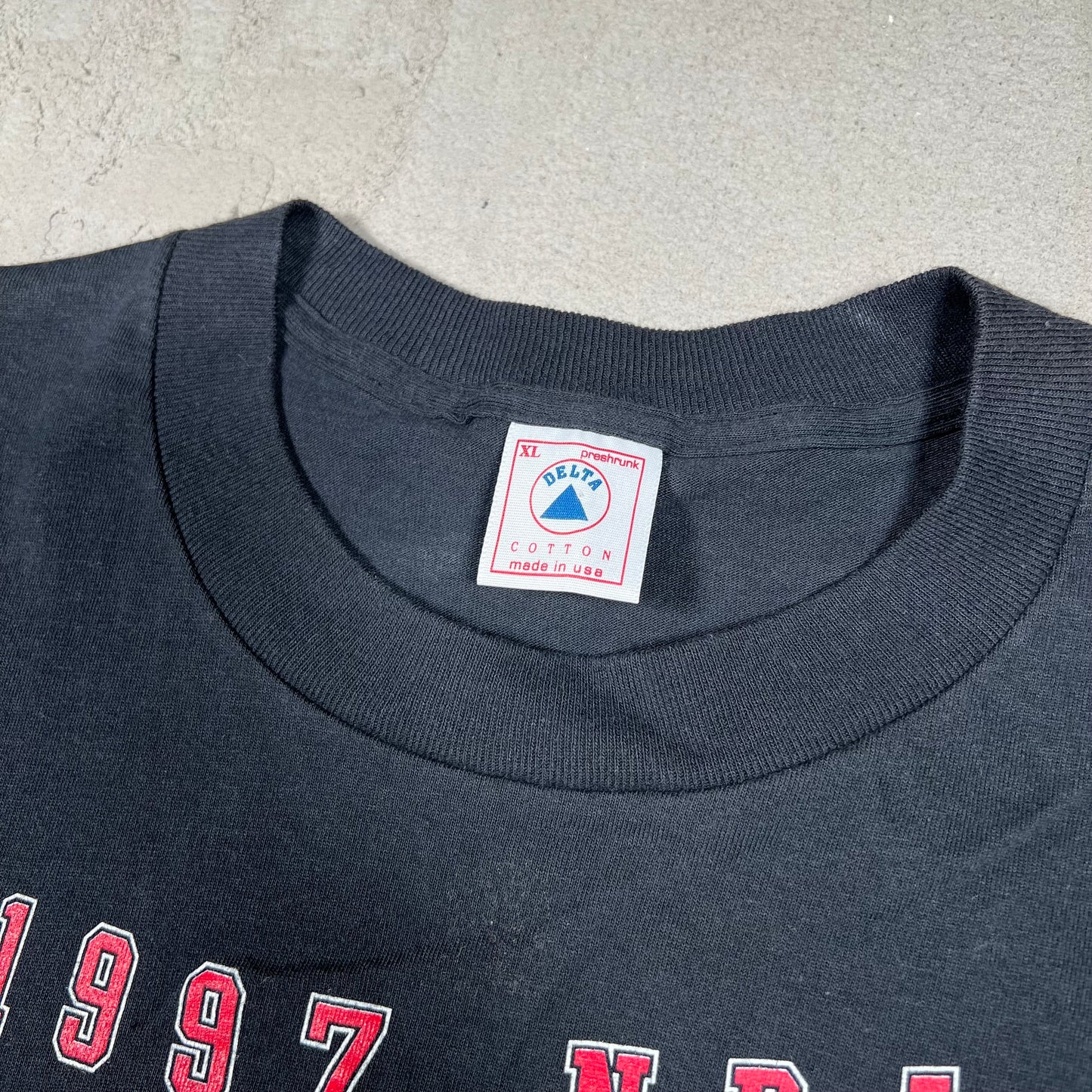 1997 Chicago Bulls NBA Finals Gold Ring Black Tee Size XL USED v16724