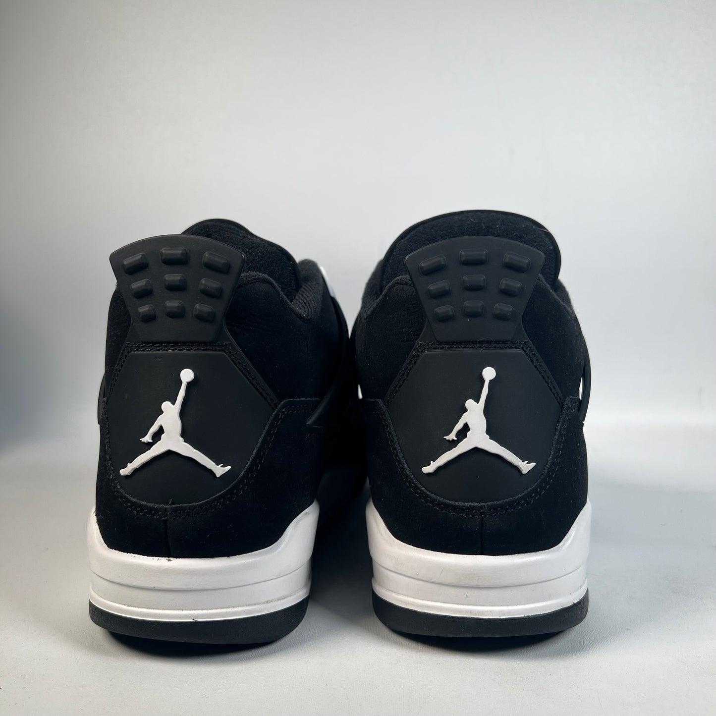 Jordan 4 White Thunder (2024) Size 8.5 USED s22021