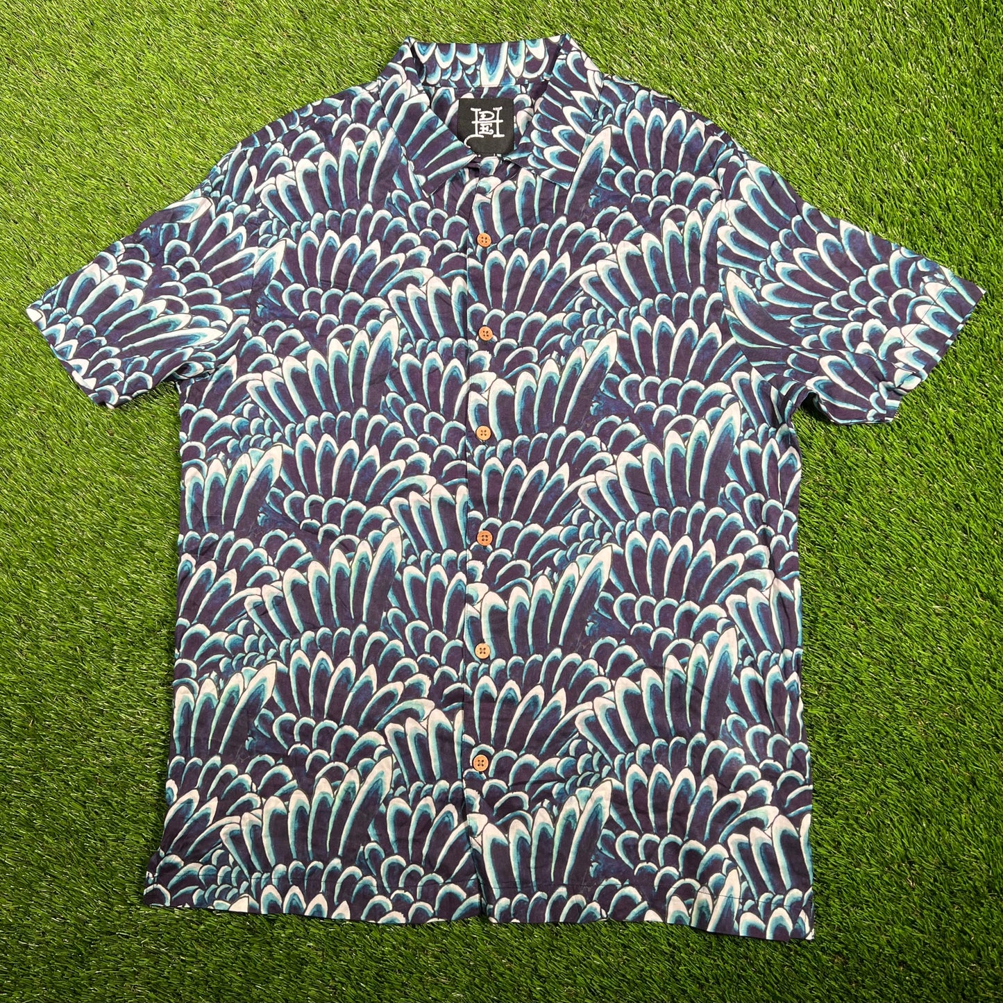 Ed Hardy Feather AOP Short Sleeve Button Down Size Small USED v17450