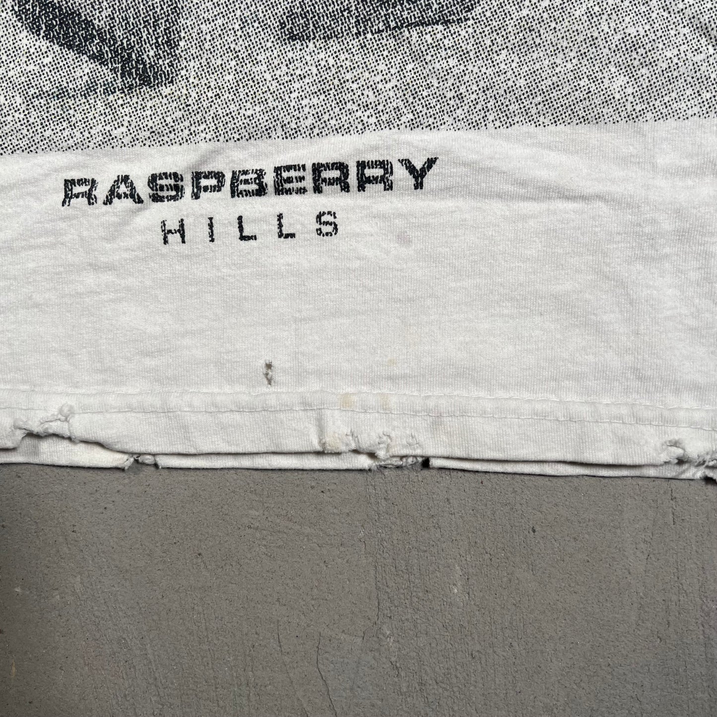 GV Gallery Raspberry Hills Adam Sandler White Tee Size Small USED x17389
