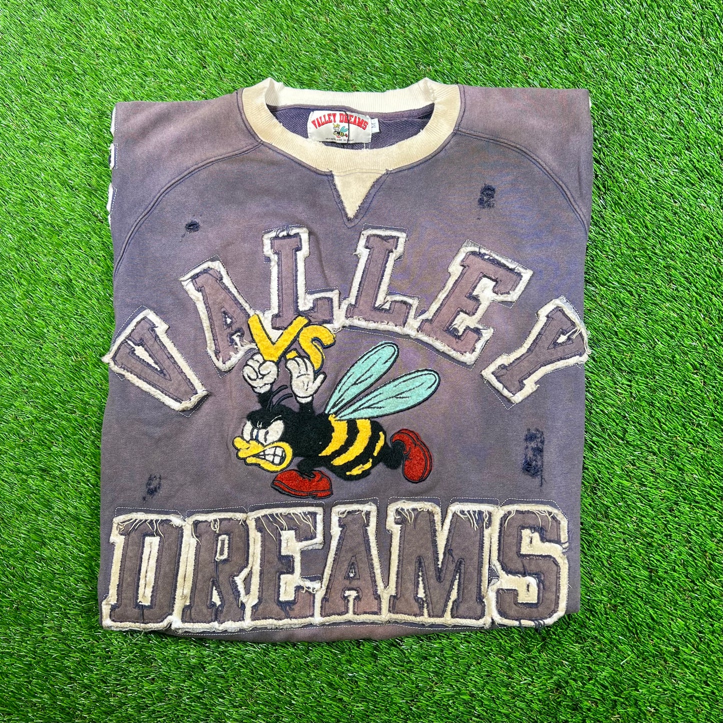 Vale Forever Insigina Angry Bee Crewneck Size Medium NEW x15574