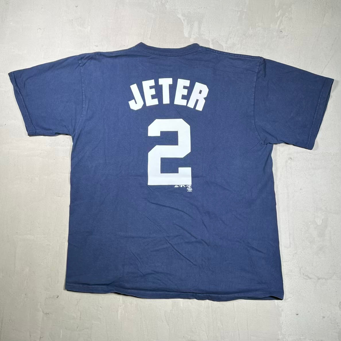 Yankees Jeter 2 Navy Blue Tee Size Large USED v20269