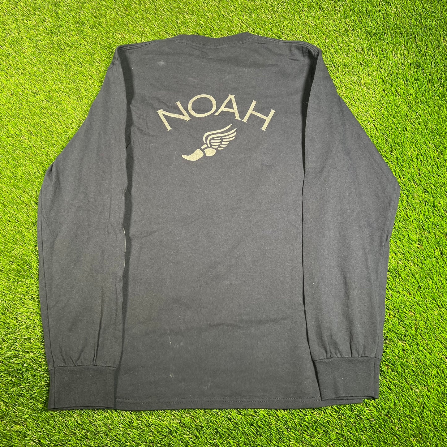 Noah Navy Winged Foot Longsleeve Size Medium USED x15818
