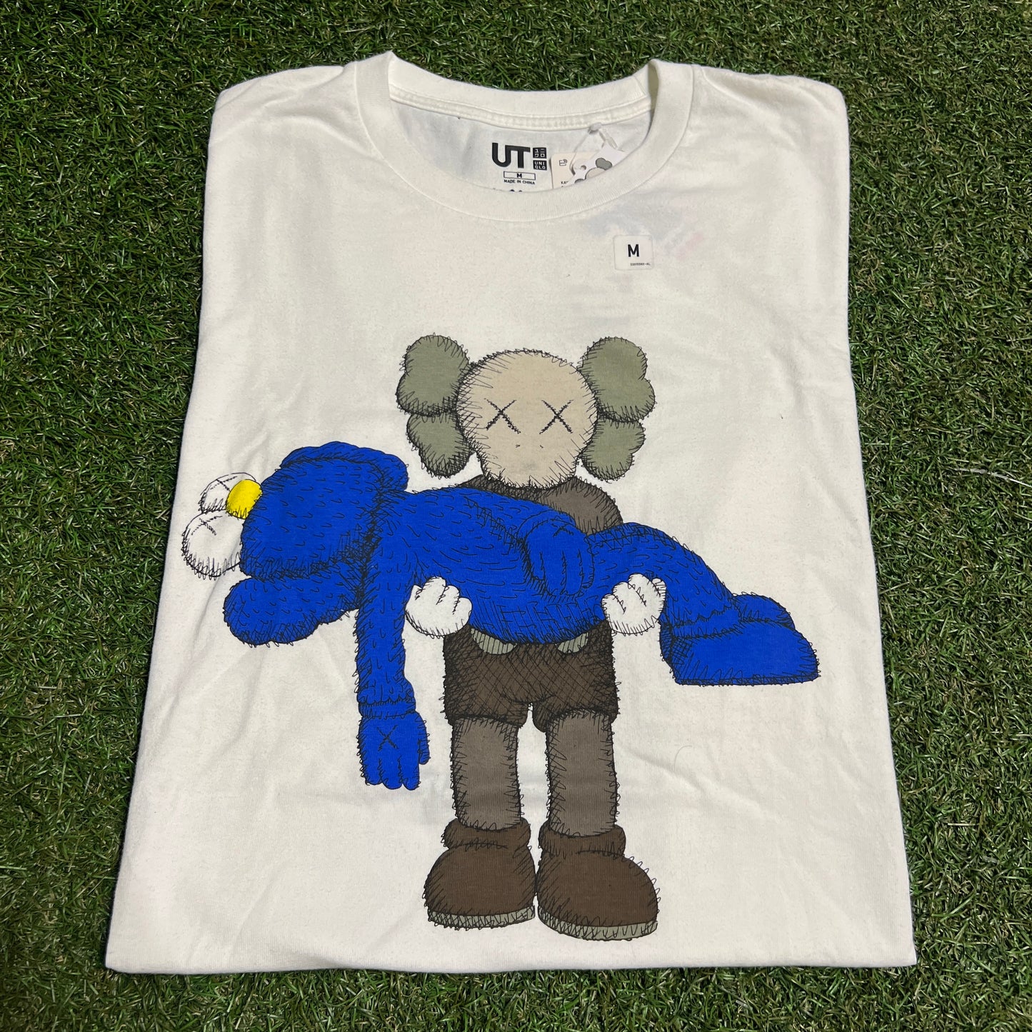 Kaws Uniqlo Brown Figure Carrying Blue White Tee Size Medium NEW x13807