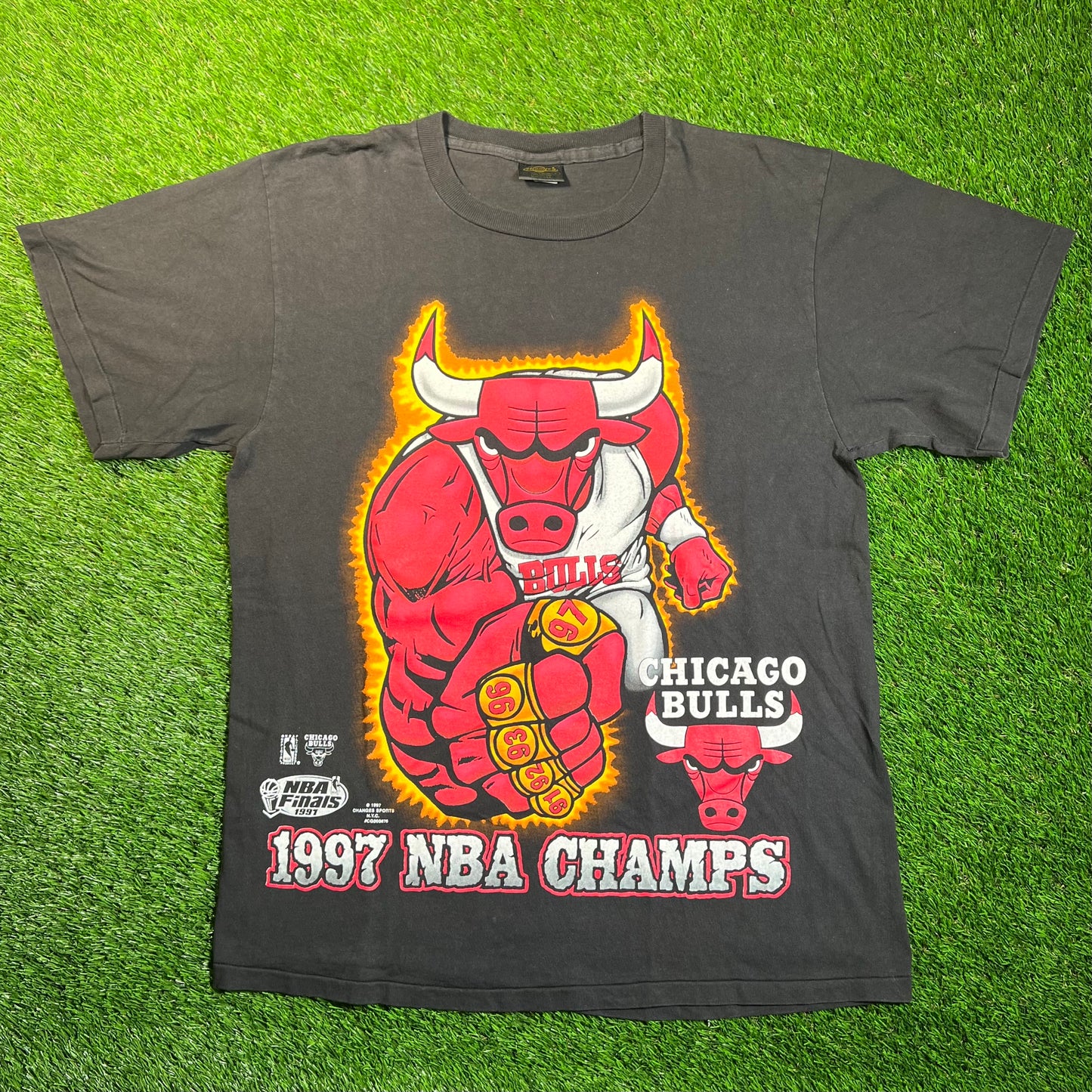 1997 Chicago Bulls 5 Rings Bull Black Tee Size Large USED v18870