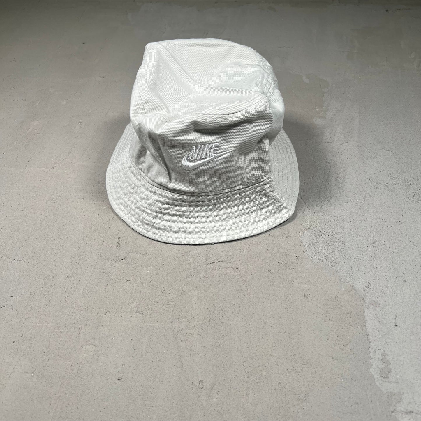 Nike Cream Logo Bucket Hat Size Large NEW v19062