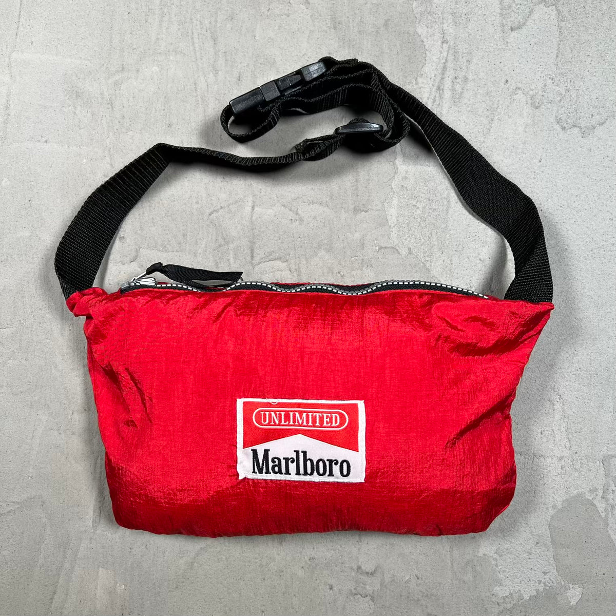 1990s Marlboro Red Packable Windbreaker Size Large USED v20328