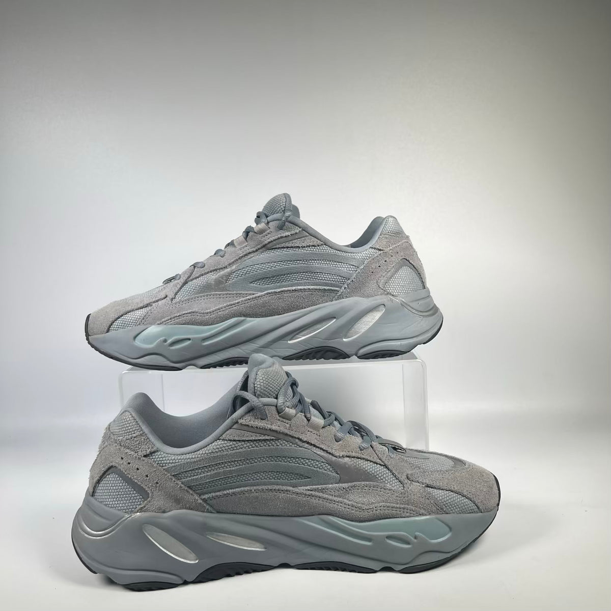 Yeezy 700v2 Hospital Blue (2019) Size 10.5 USED s23767