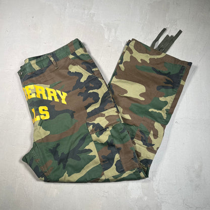 GV Gallery Raspberry Hills Camo Cargos Size XL USED x17471