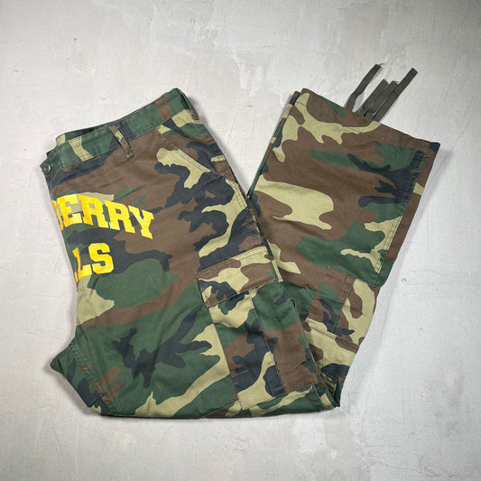 GV Gallery Raspberry Hills Camo Cargos Size XL USED x17471