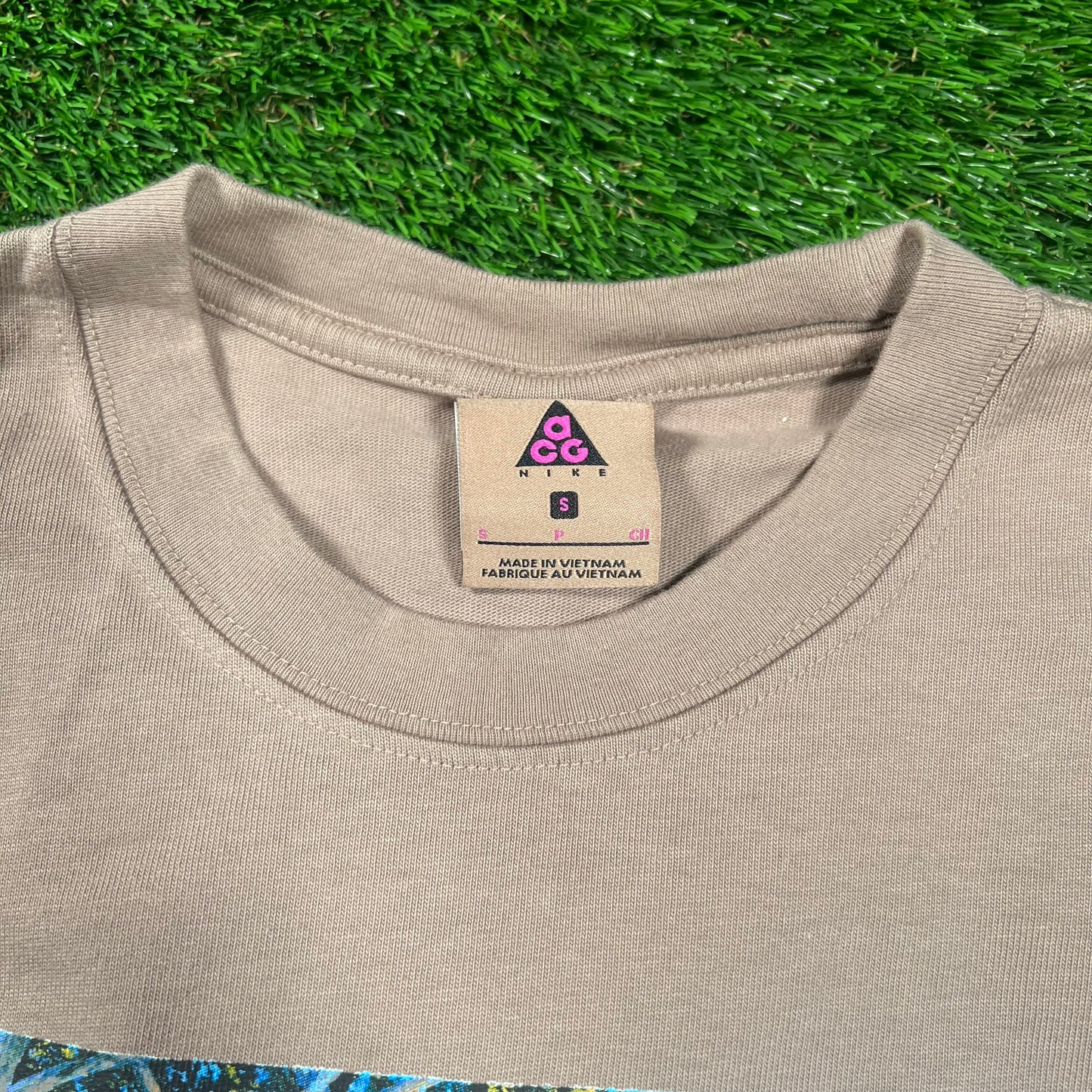 Nike ACG Brown Crater Lake Vibrant Nature Print Tee Size Small USED x16483