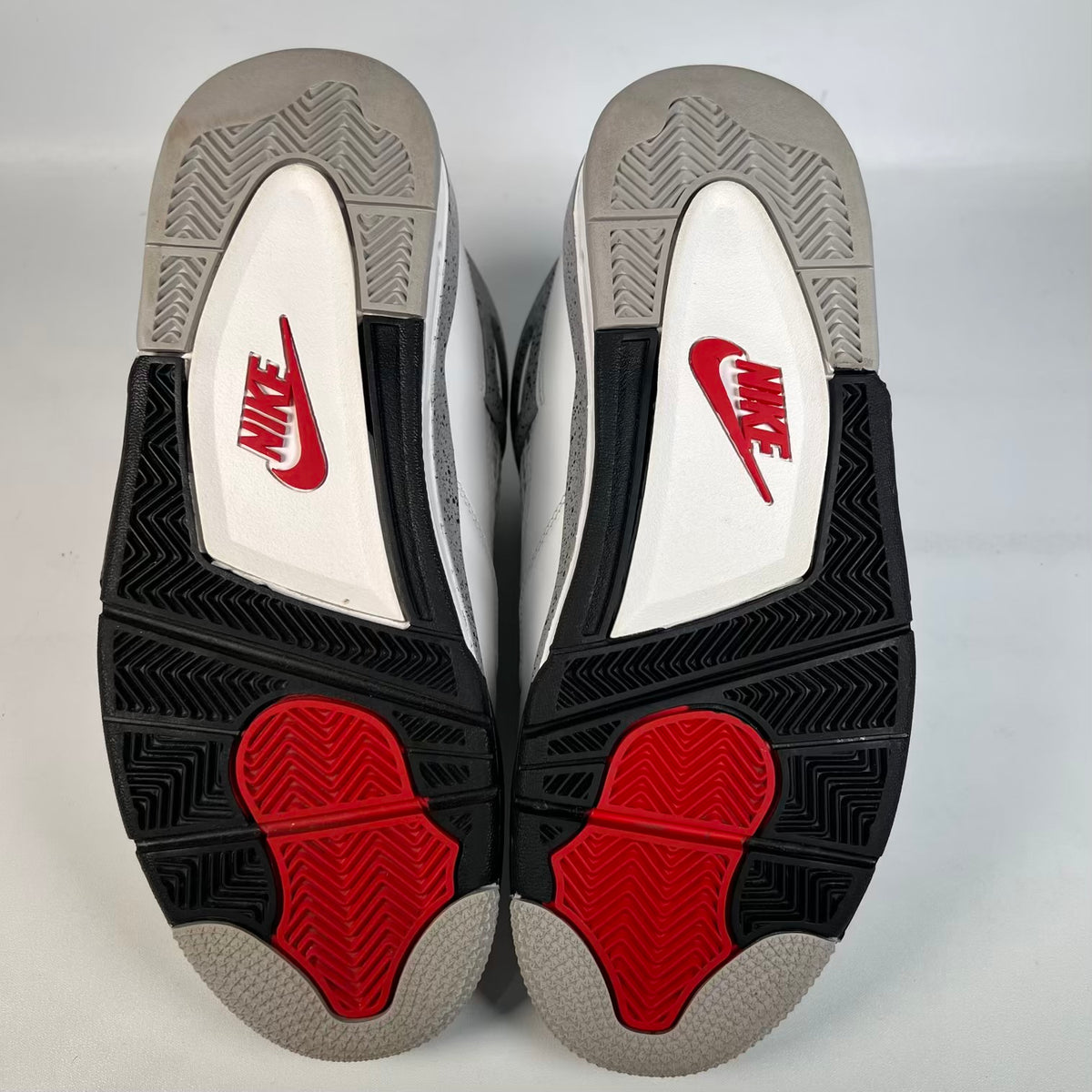 Jordan 4 White Cement (2025) Size 8.5 USED s23581