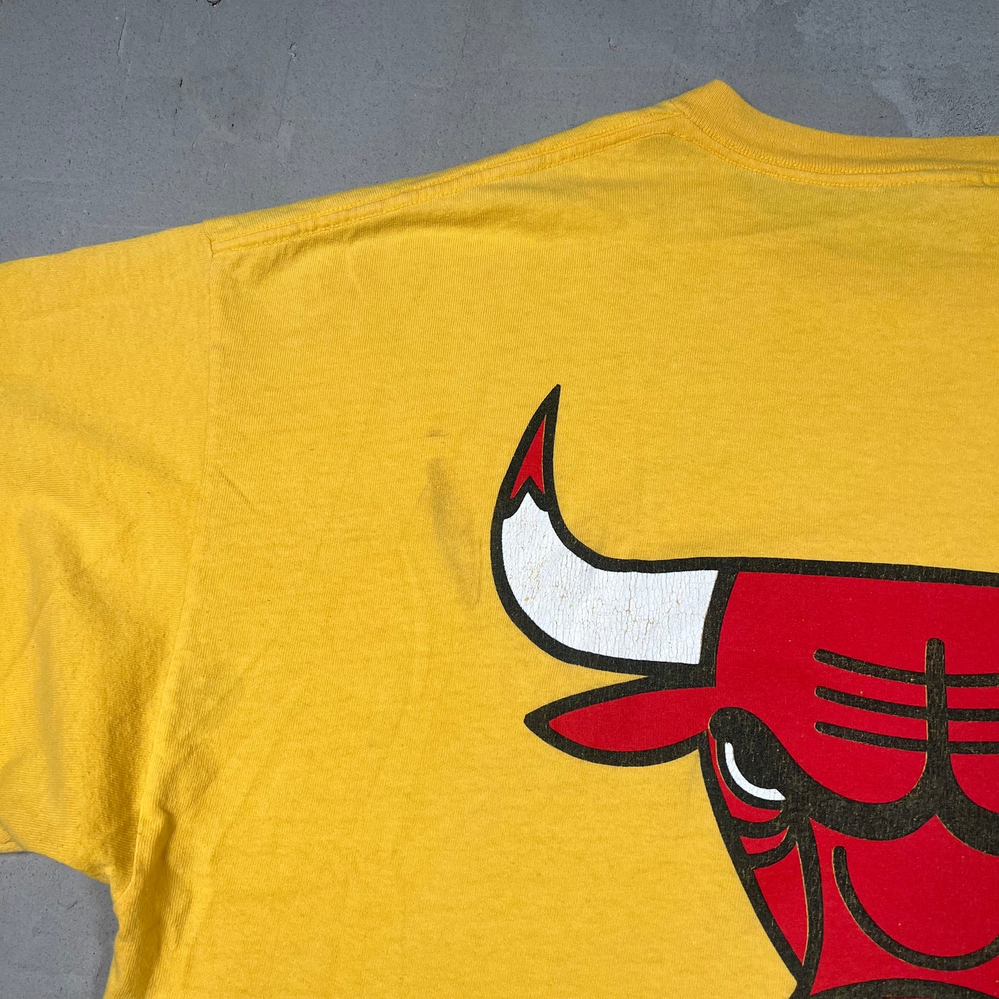 1990s Chicago Bulls Yellow Logo Tee Size XL USED v18976