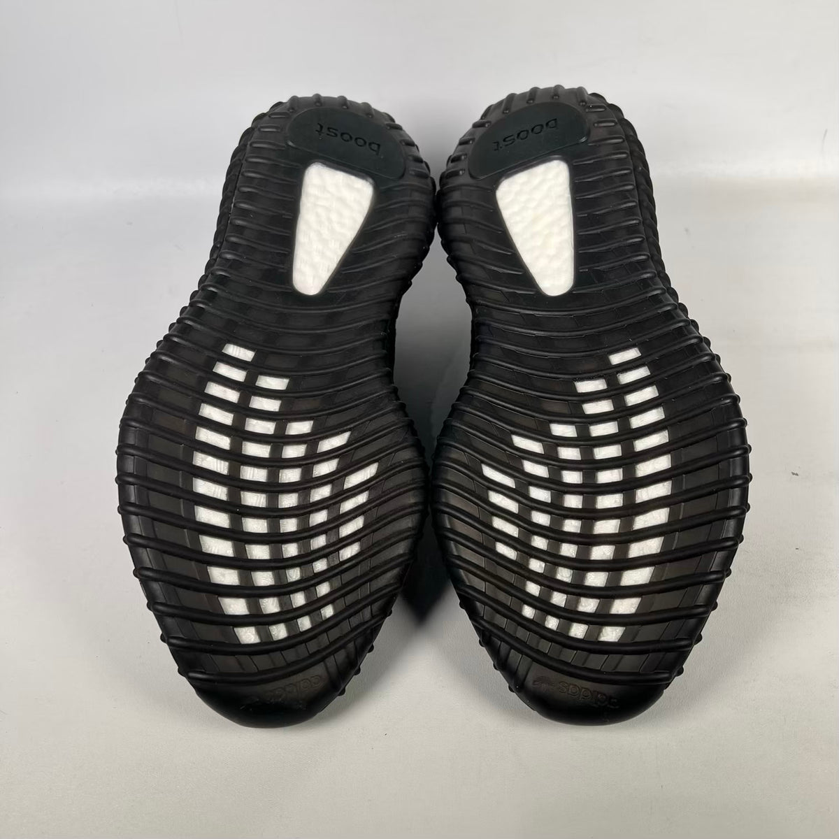 Yeezy 350v2 Core Black Red (2016) Size 9 NEW s23750