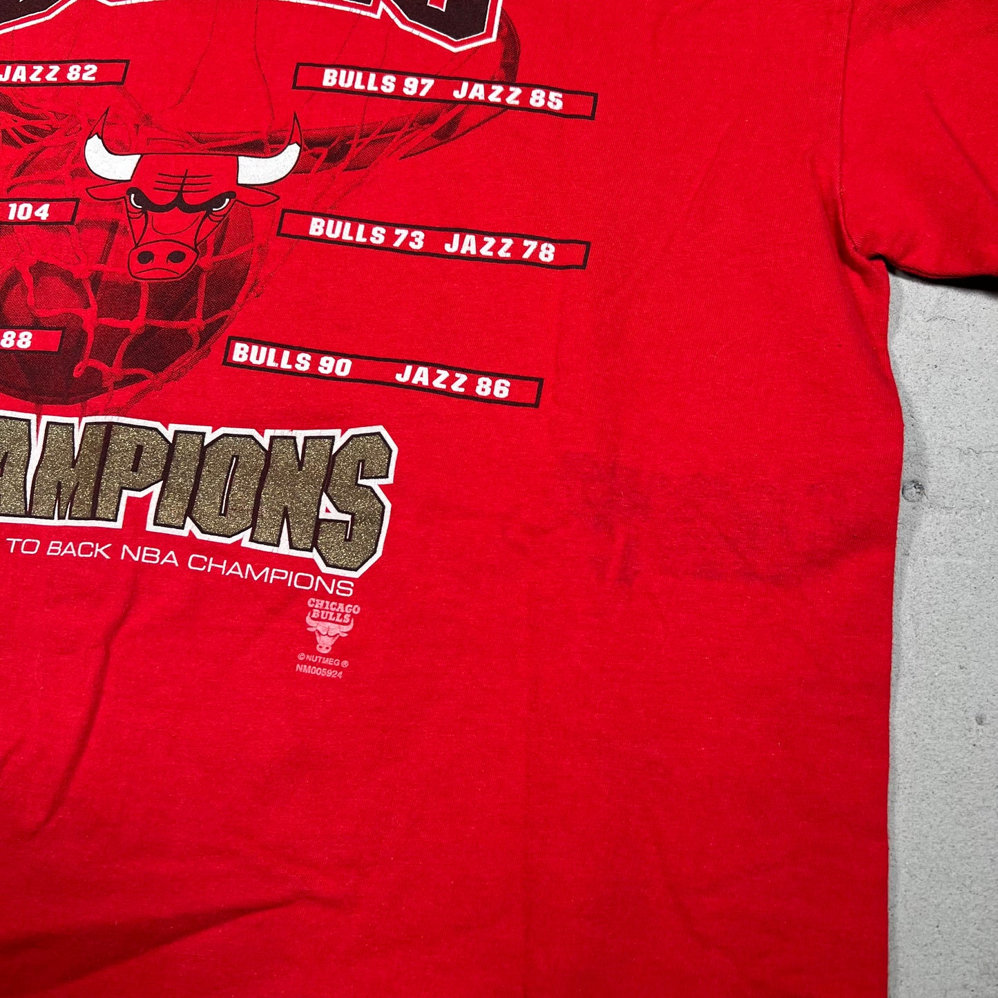 1997 Chicago Bulls NBA Finals Back to Back Champ Tag Red Tee Size XL USED v16728