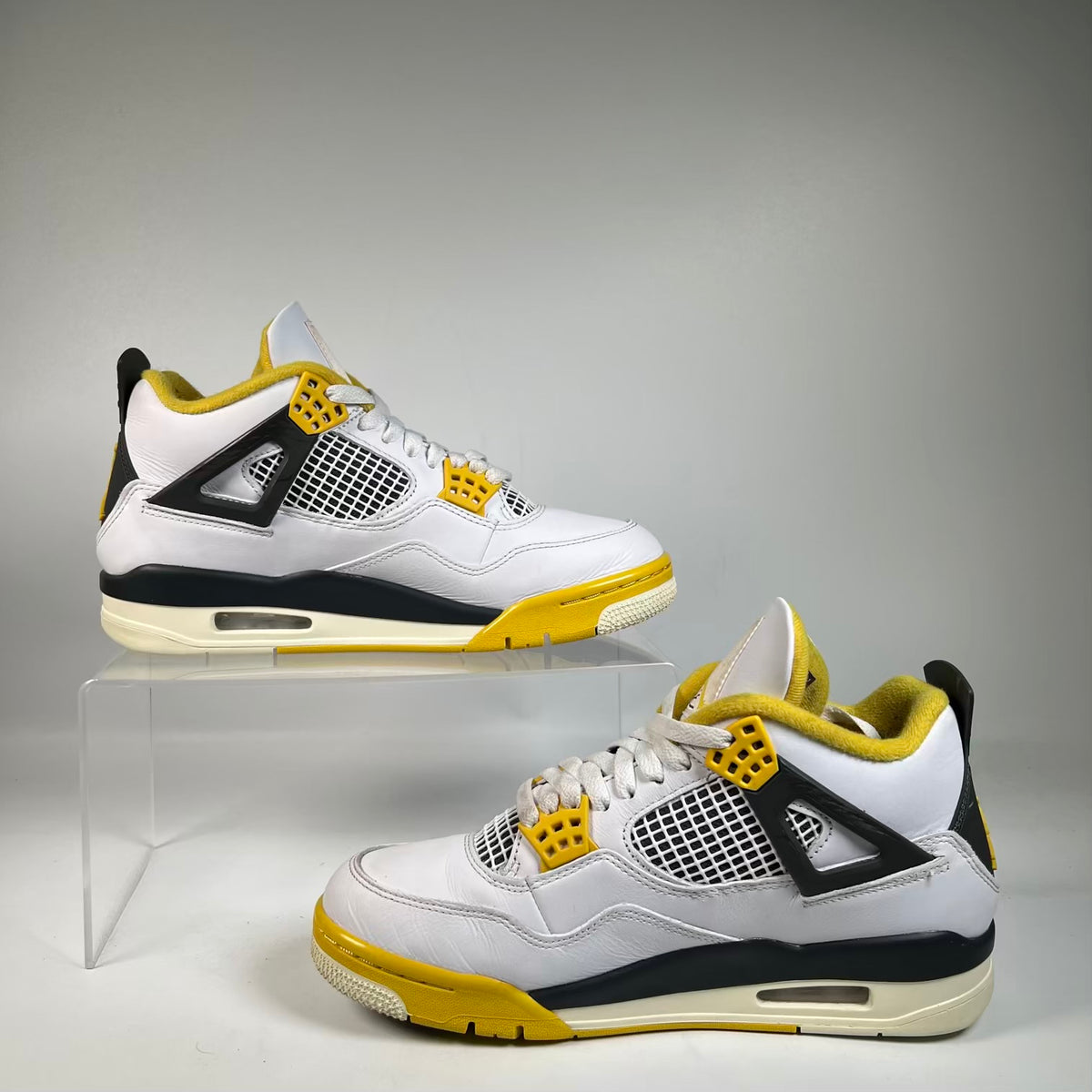Jordan 4 Vivid Sulfur (2024) Size 7m / 8.5w USED s23504