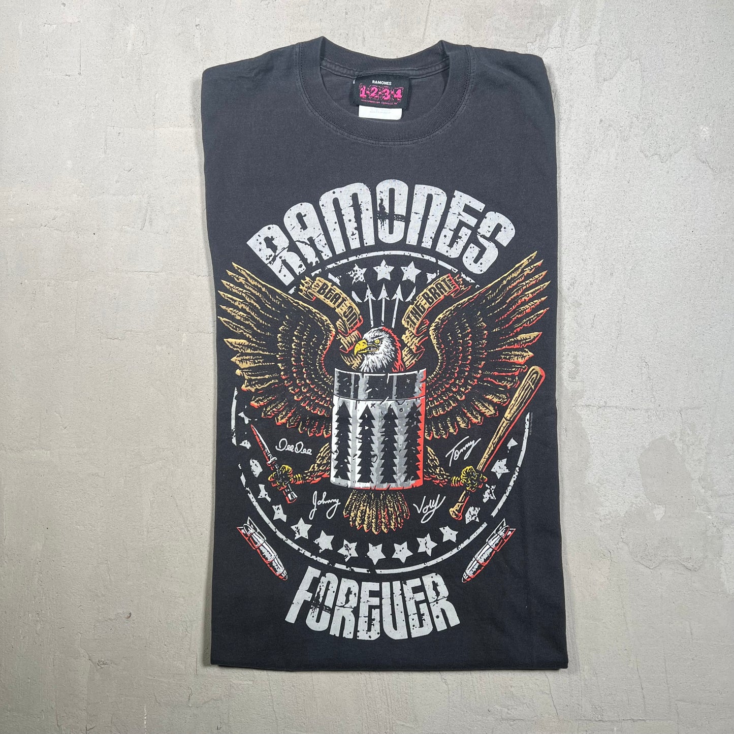 2010 Ramones Forever Black Tee Size Small USED v19307