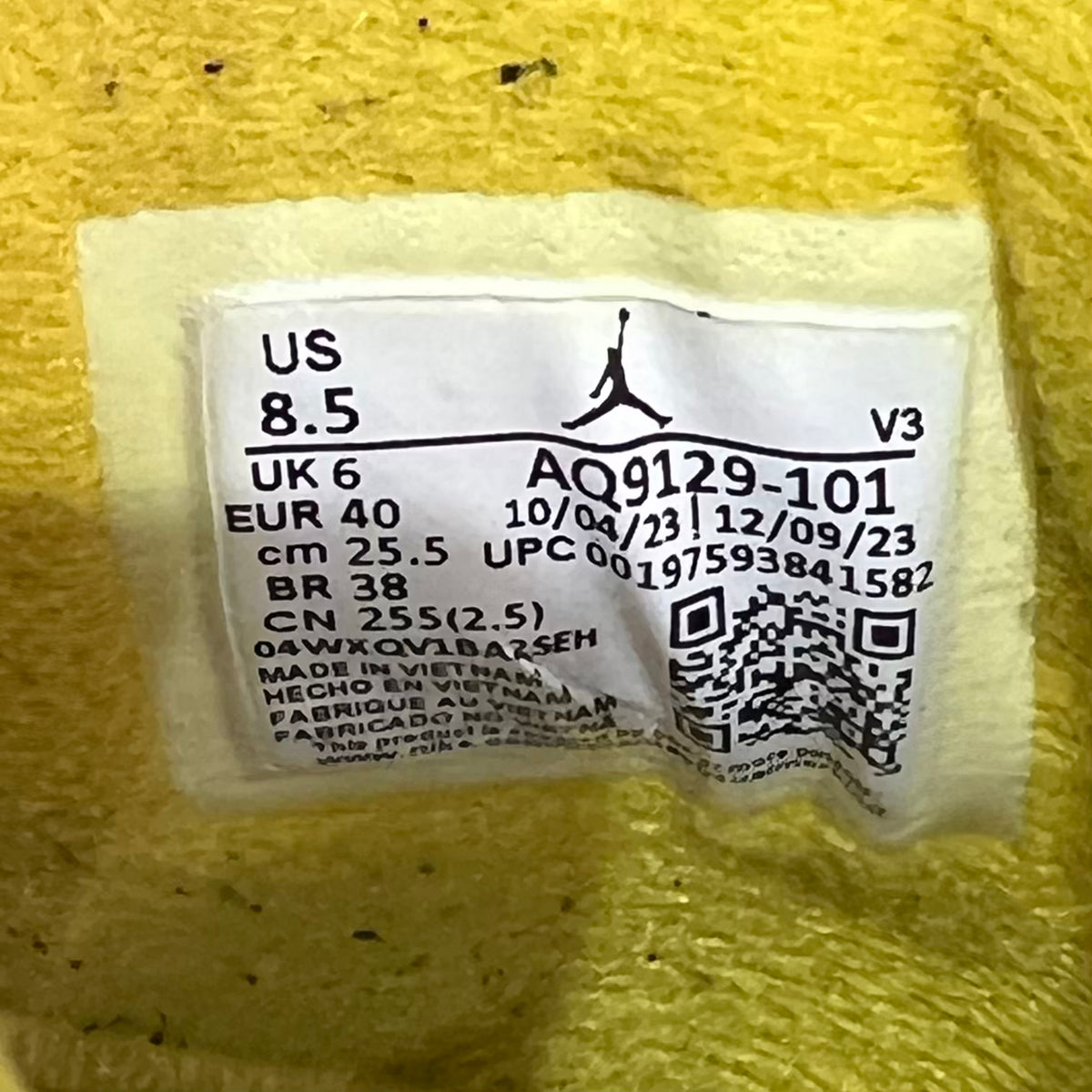 Jordan 4 Vivid Sulfur (2024) Size 7m / 8.5w USED s23504