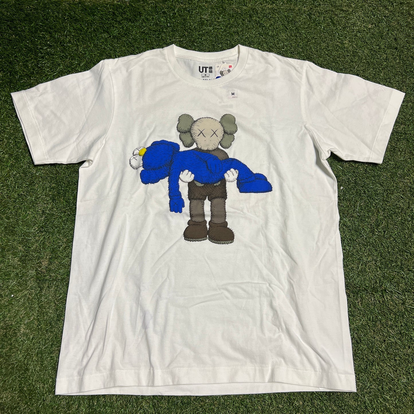 Kaws Uniqlo Brown Figure Carrying Blue White Tee Size Medium NEW x13807