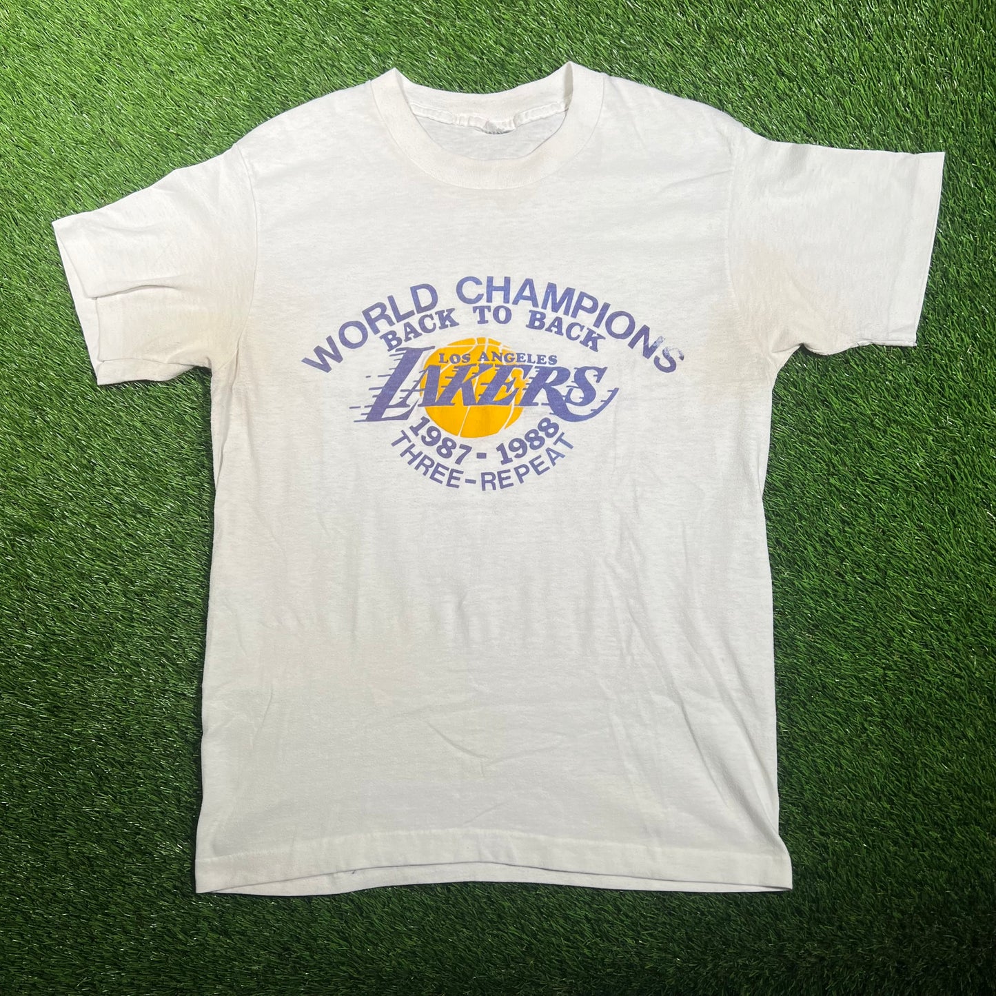 1988 LA Lakers Three Peat World Champs White Tee Size Medium USED v18106