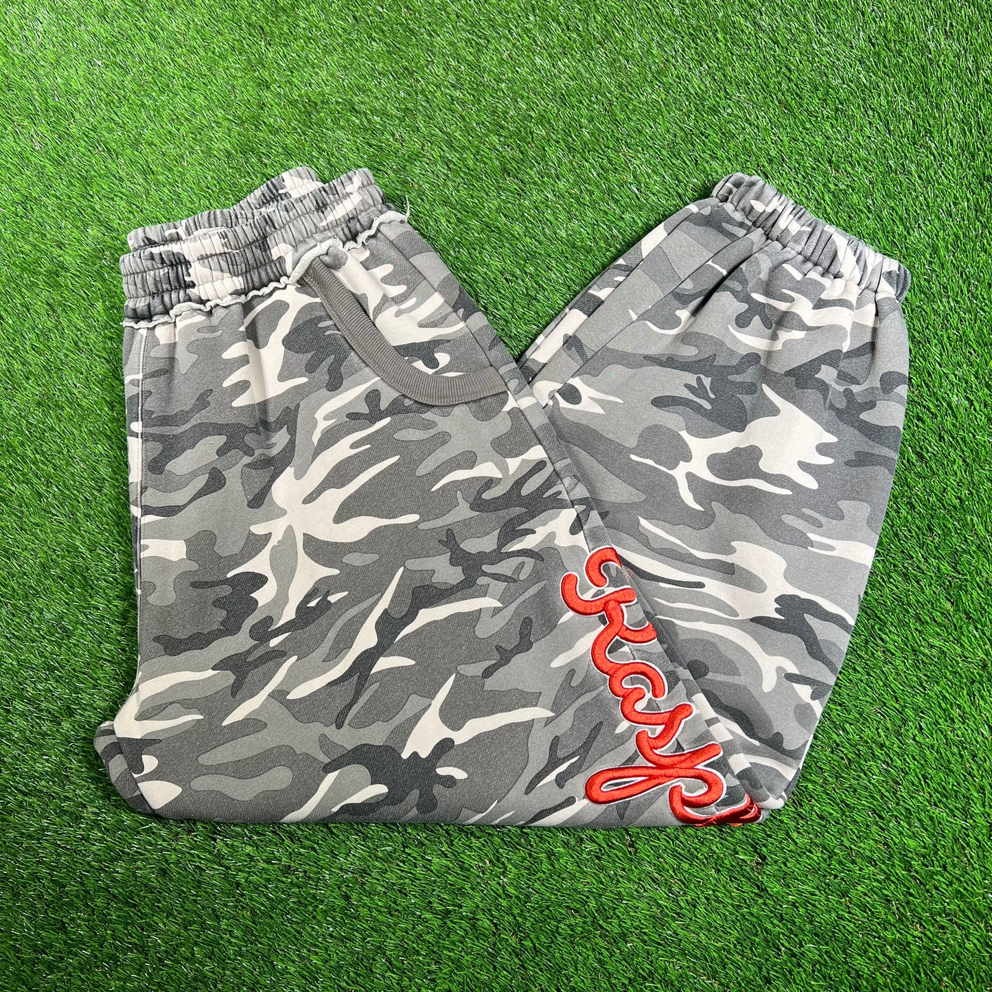 GV Gallery Raspberry Hills Camo Sweatpants w/ Red Lettering Size Medium USED x15940