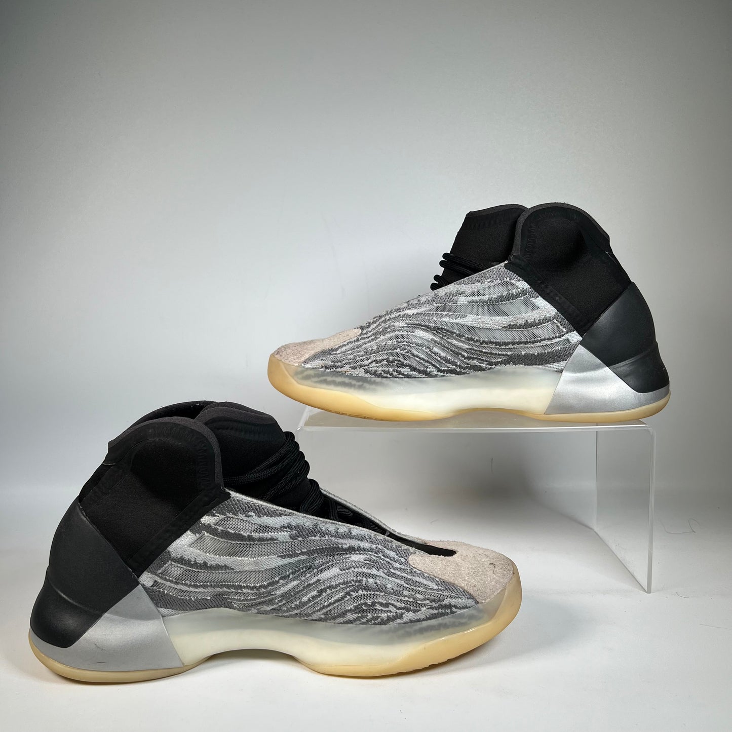 Yeezy QNTM Lifestlye Model (2020) Size 9 USED s22132