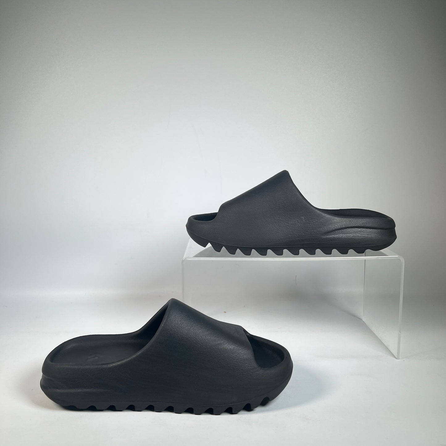 Yeezy Slide Onyx (2022) Size 5 USED s22201