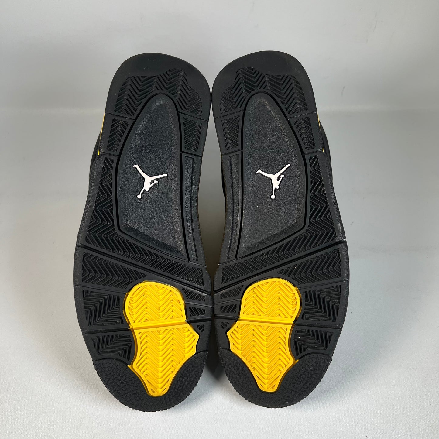 Jordan 4 Thunder (2023) Size 9.5 USED s22188