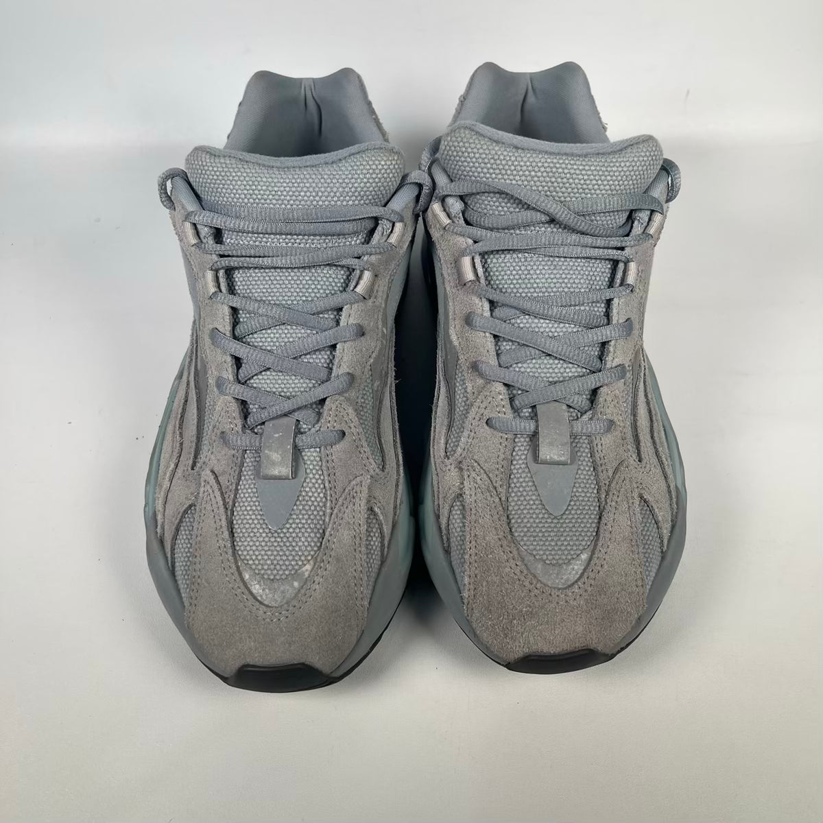 Yeezy 700v2 Hospital Blue (2019) Size 10.5 USED s23767