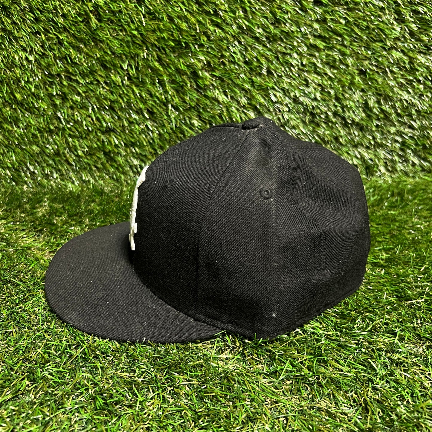 New Era Chicago White Sox White Logo Black Hat Size 7 1/2 USED v16002