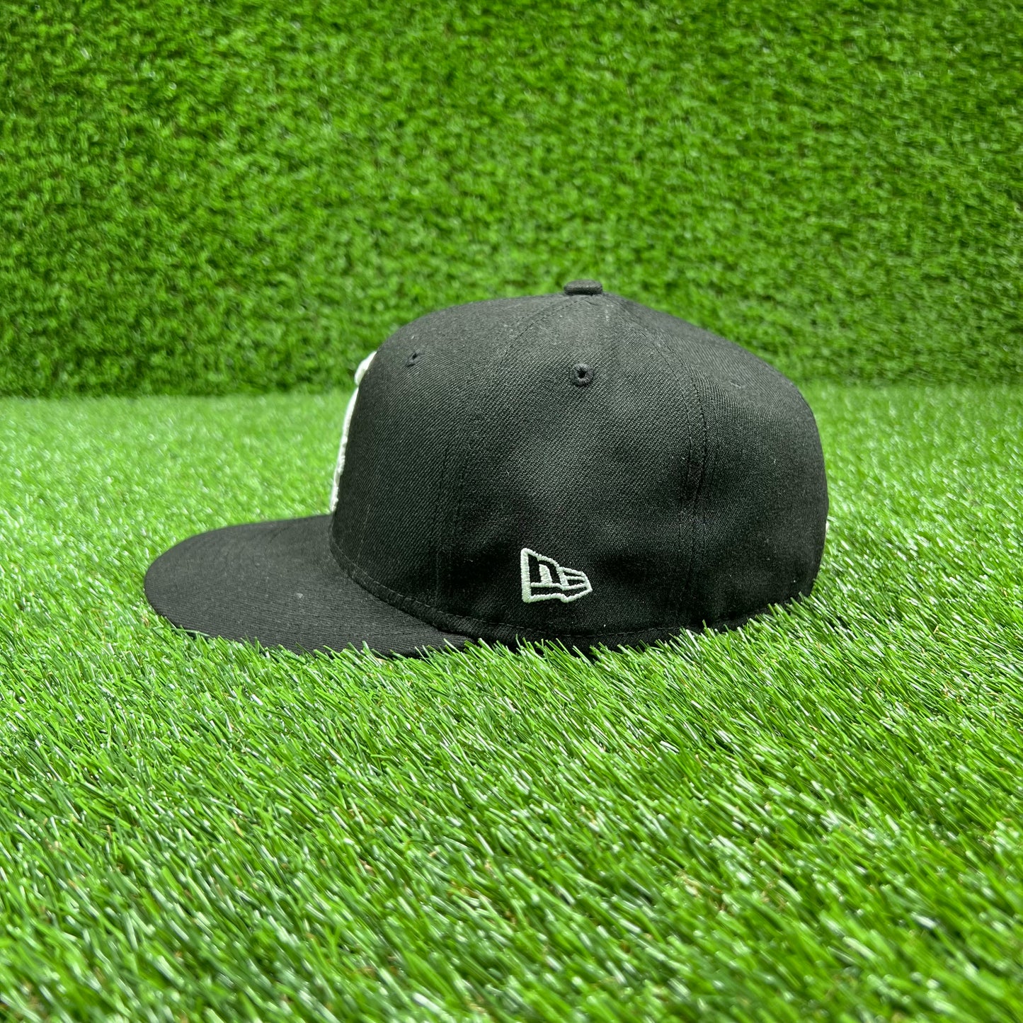 New Era Chicago White Sox Black Fitted Size 7 1/8 USED v17374